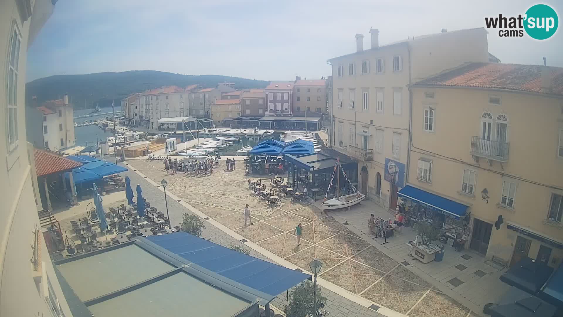 Web kamera Grad Cres – glavni trg i “mandrač” – otok Cres