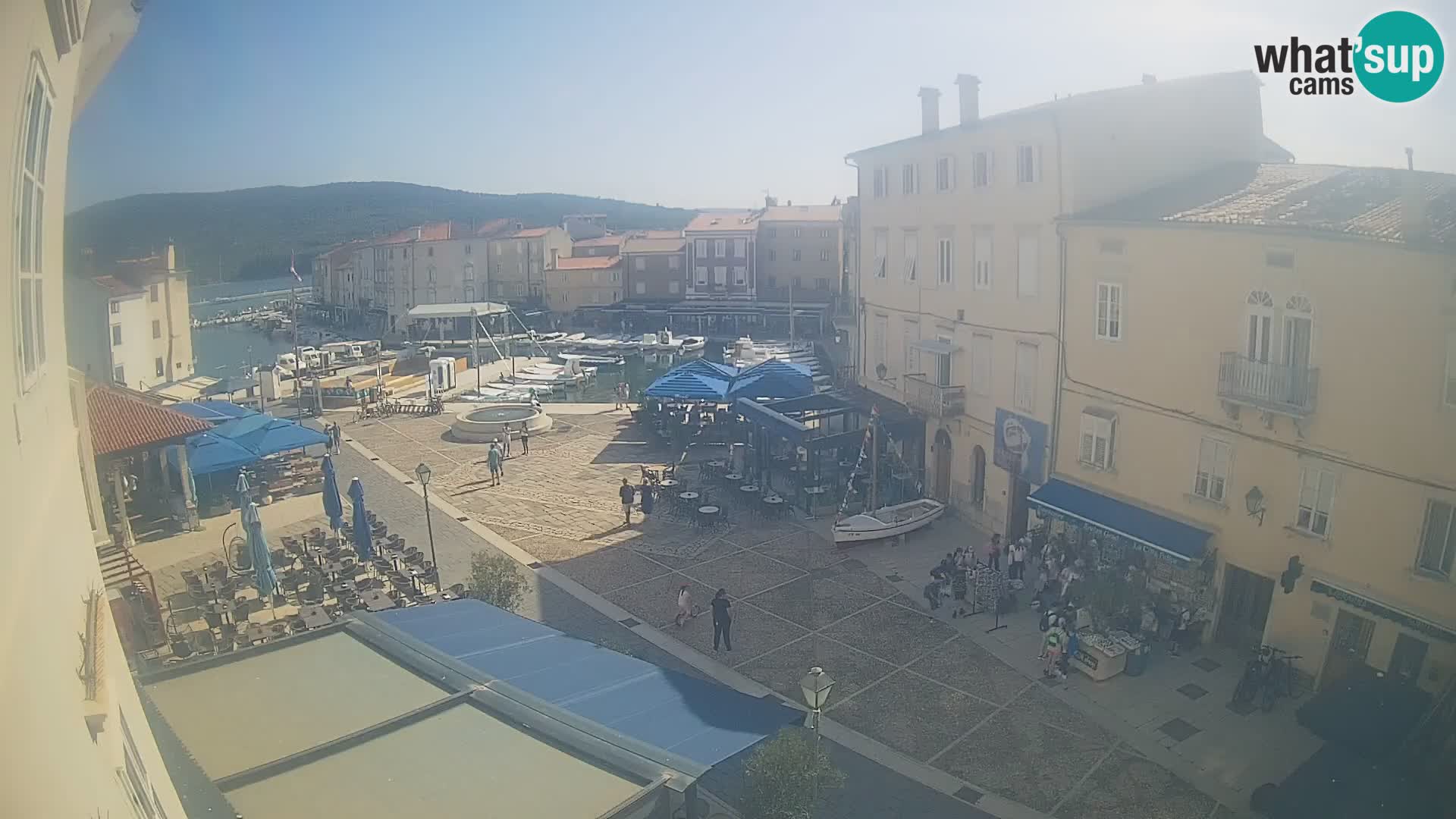 Cámara en vivo ciudad de Cres – plaza principal y “mandrač” – isla de Cres – Croacia