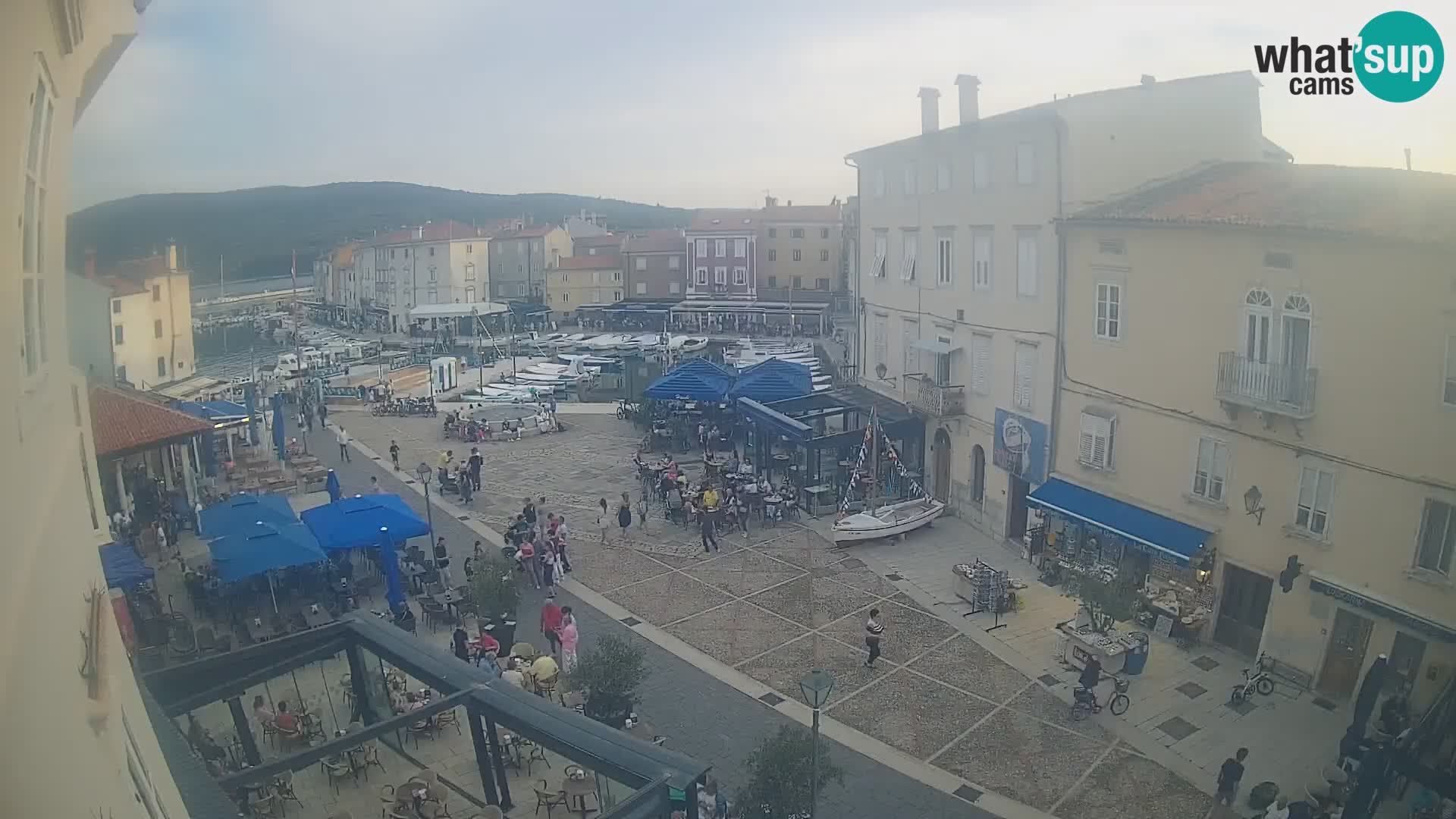 Cámara en vivo ciudad de Cres – plaza principal y “mandrač” – isla de Cres – Croacia