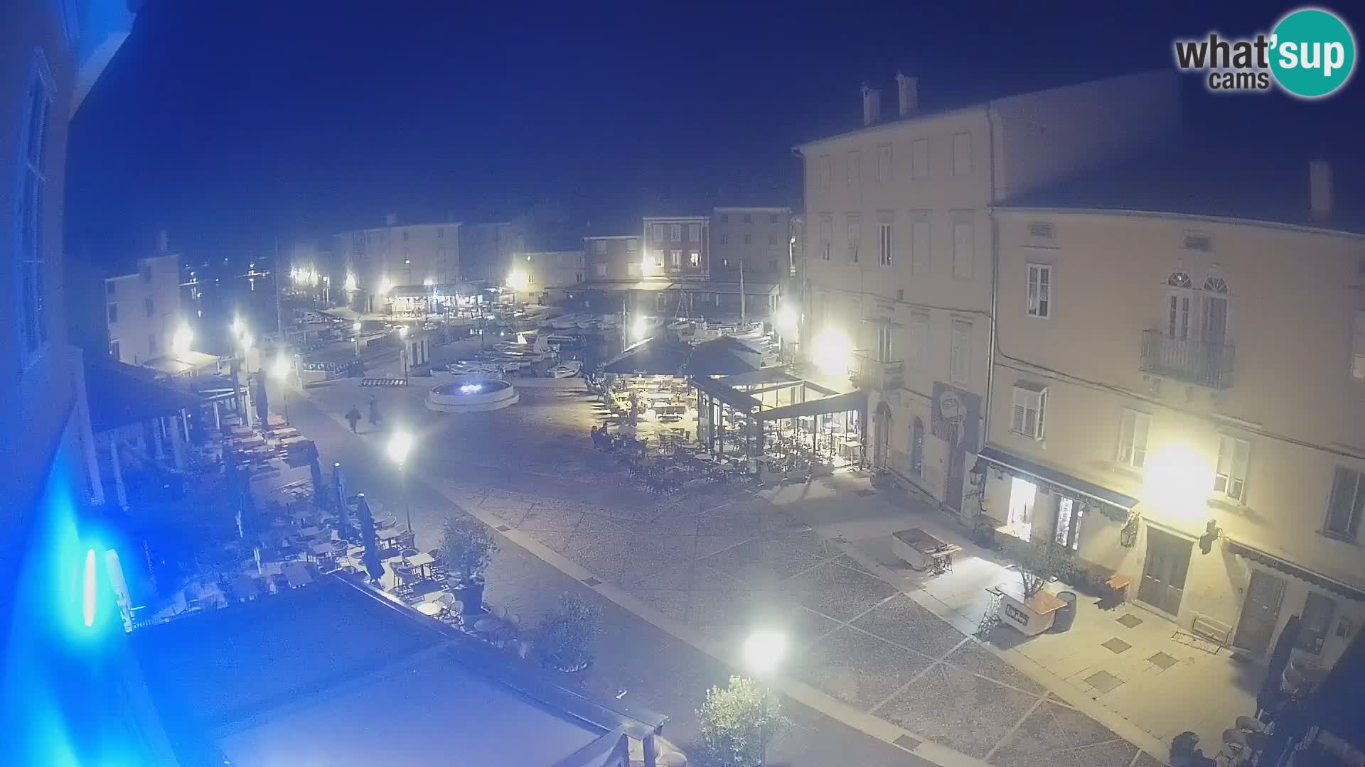 V ŽIVO spletna kamera Cres mesto – glavni trg in “mandrač” – otok Cres – Hrvaška