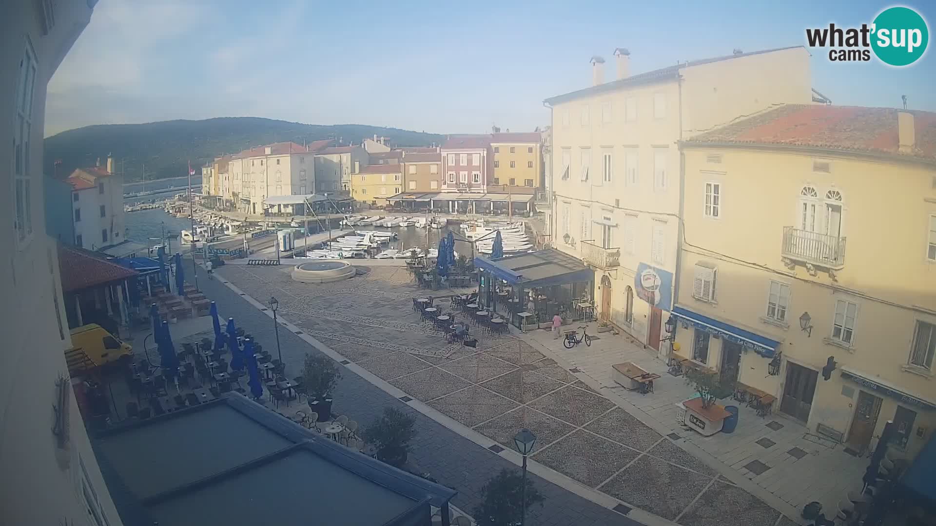 Web kamera Grad Cres – glavni trg i “mandrač” – otok Cres