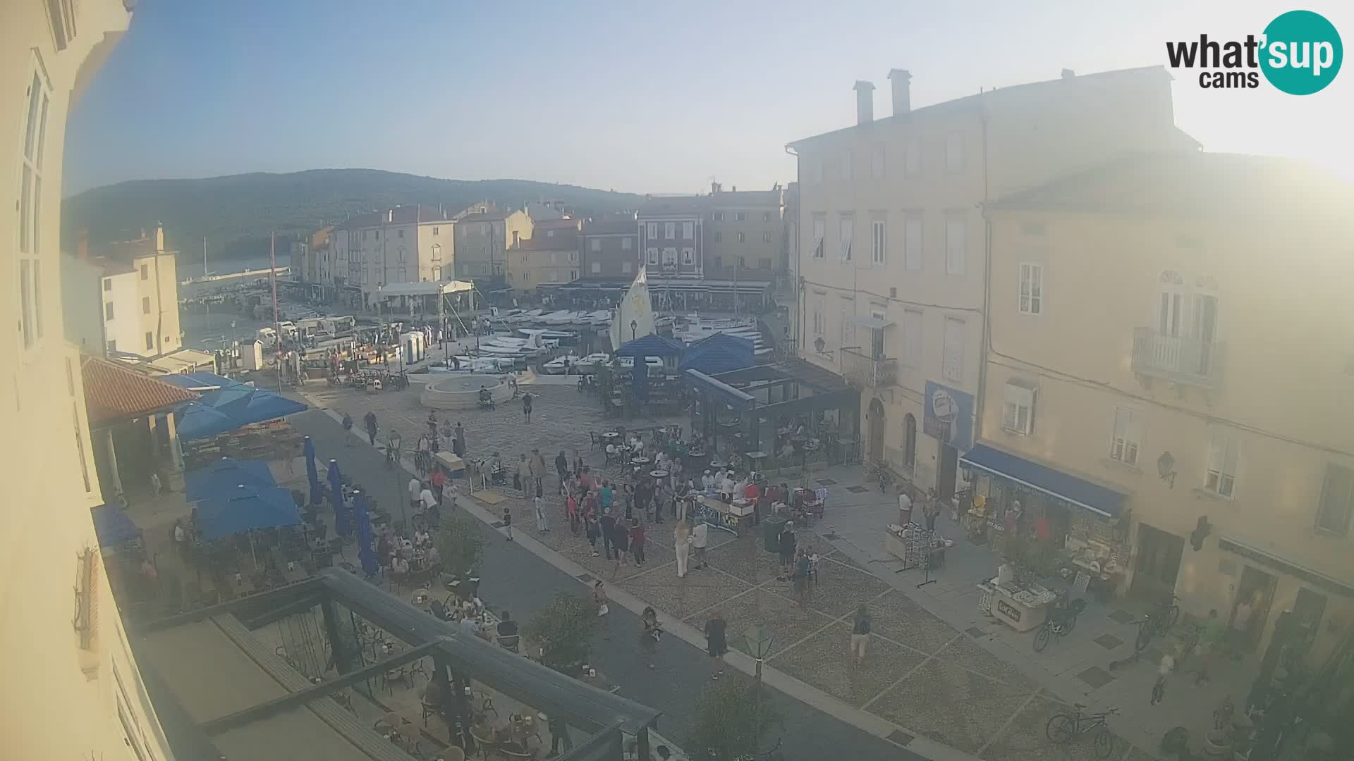 Web kamera Grad Cres – glavni trg i “mandrač” – otok Cres