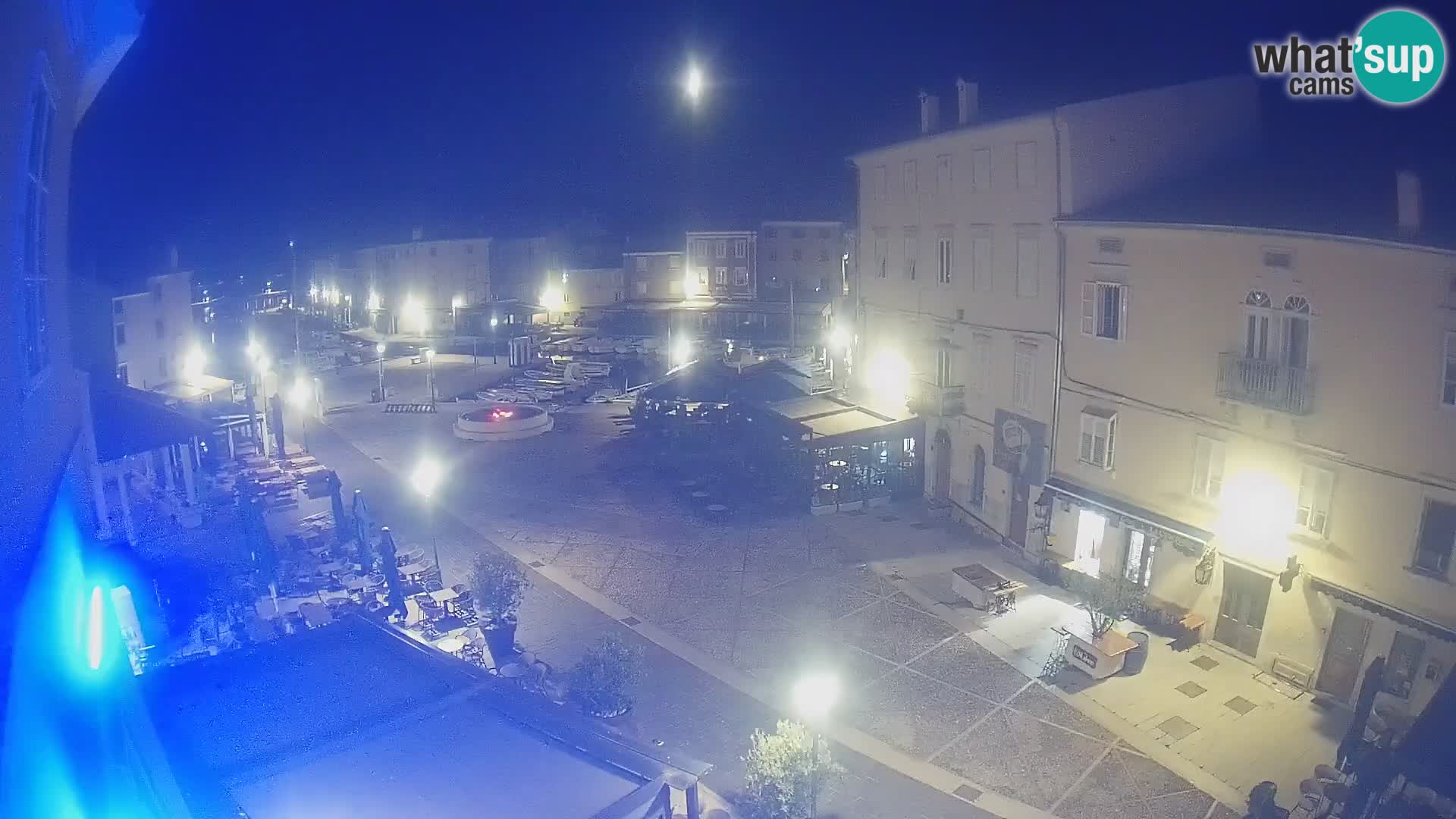 Web kamera Grad Cres – glavni trg i “mandrač” – otok Cres