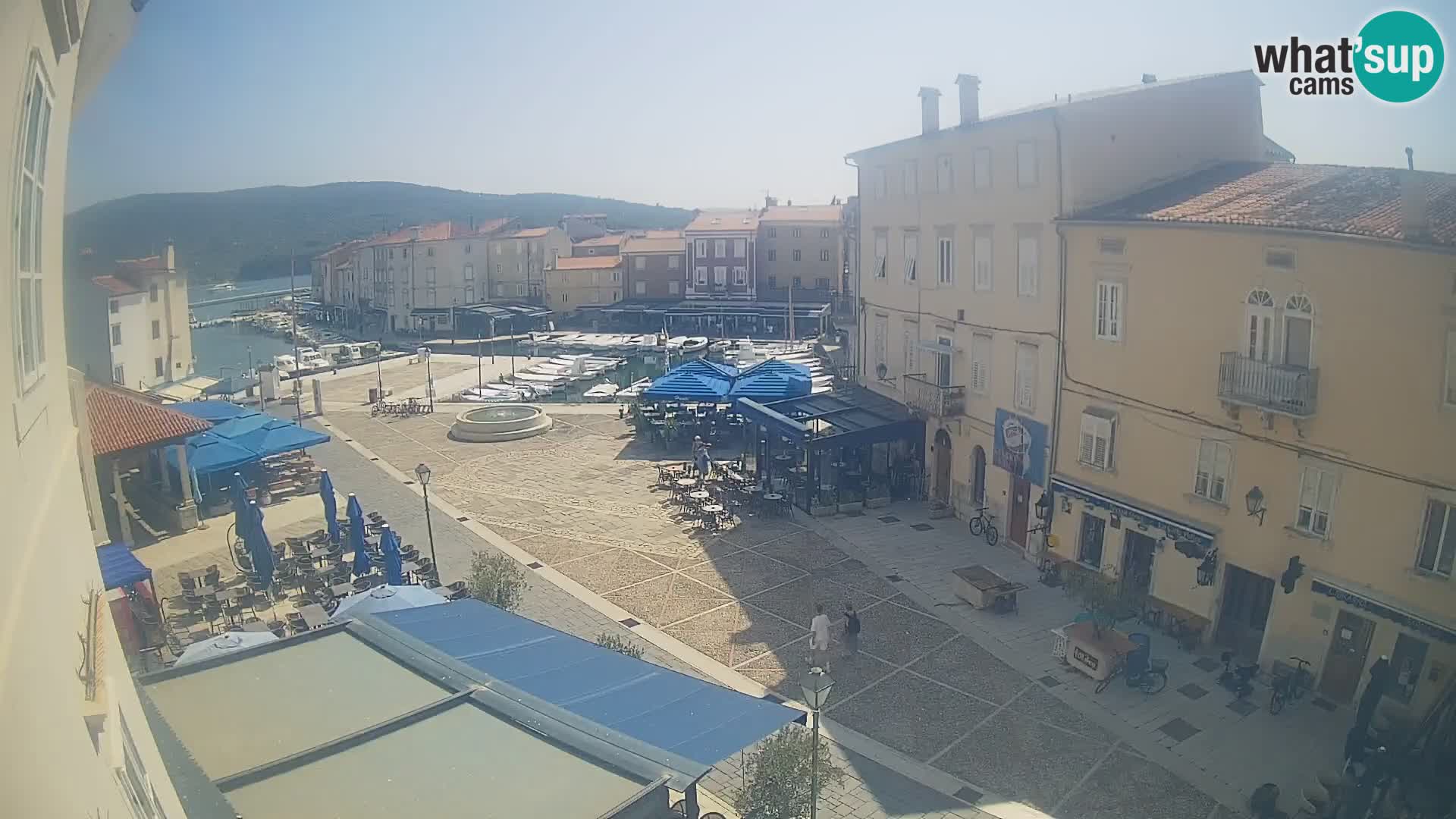 Kamera v ŽIVO Cres mesto – glavni trg in “mandrač” – otok Cres – Hrvaška