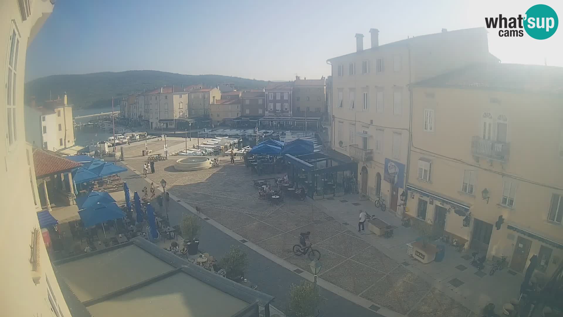 Kamera v ŽIVO Cres mesto – glavni trg in “mandrač” – otok Cres – Hrvaška