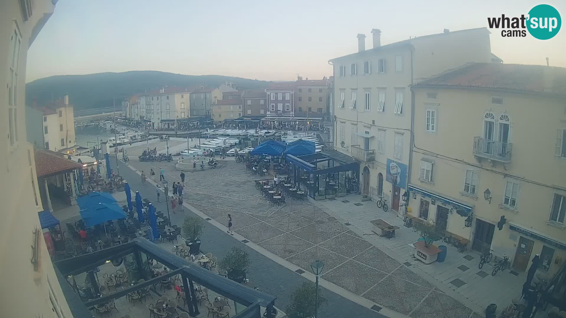 Kamera v ŽIVO Cres mesto – glavni trg in “mandrač” – otok Cres – Hrvaška