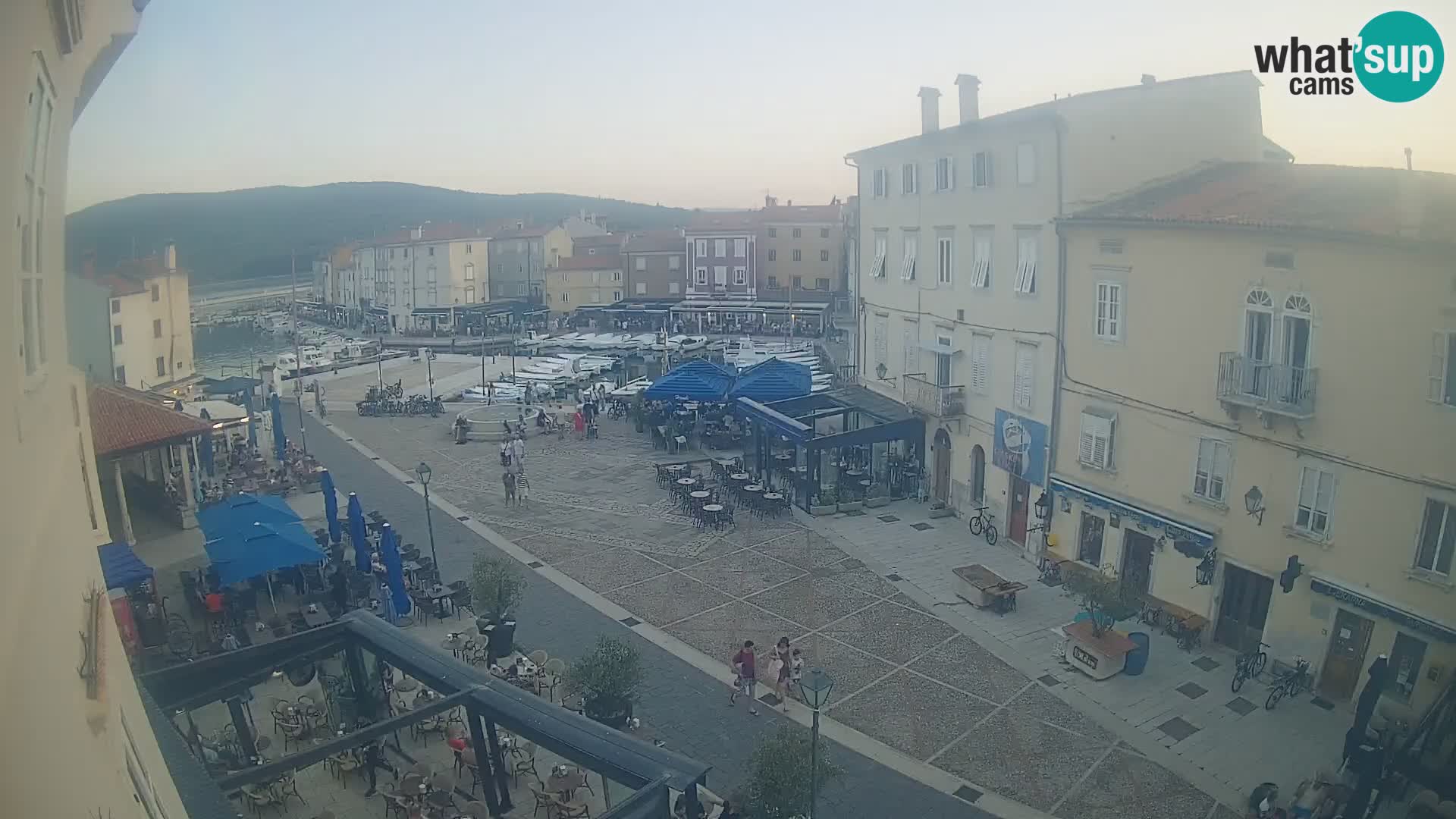 Kamera v ŽIVO Cres mesto – glavni trg in “mandrač” – otok Cres – Hrvaška