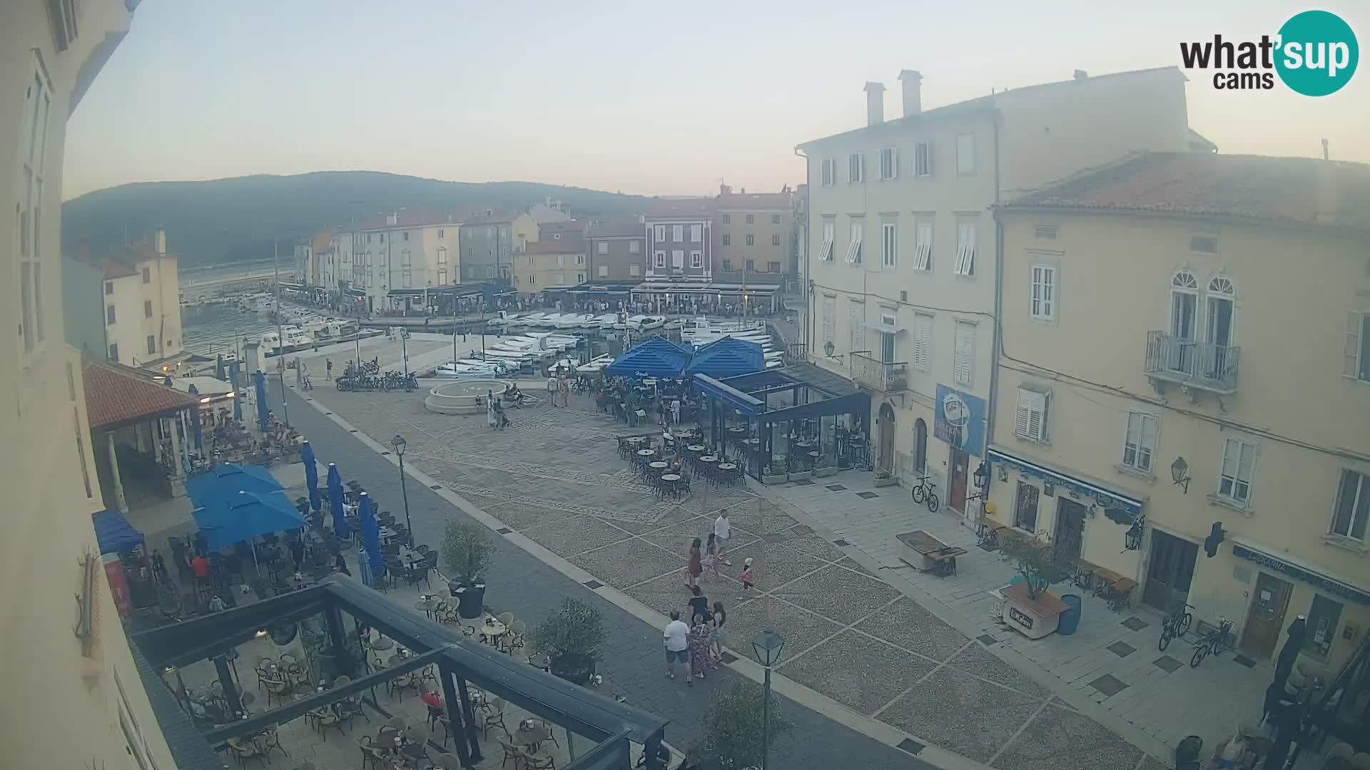 Kamera v ŽIVO Cres mesto – glavni trg in “mandrač” – otok Cres – Hrvaška