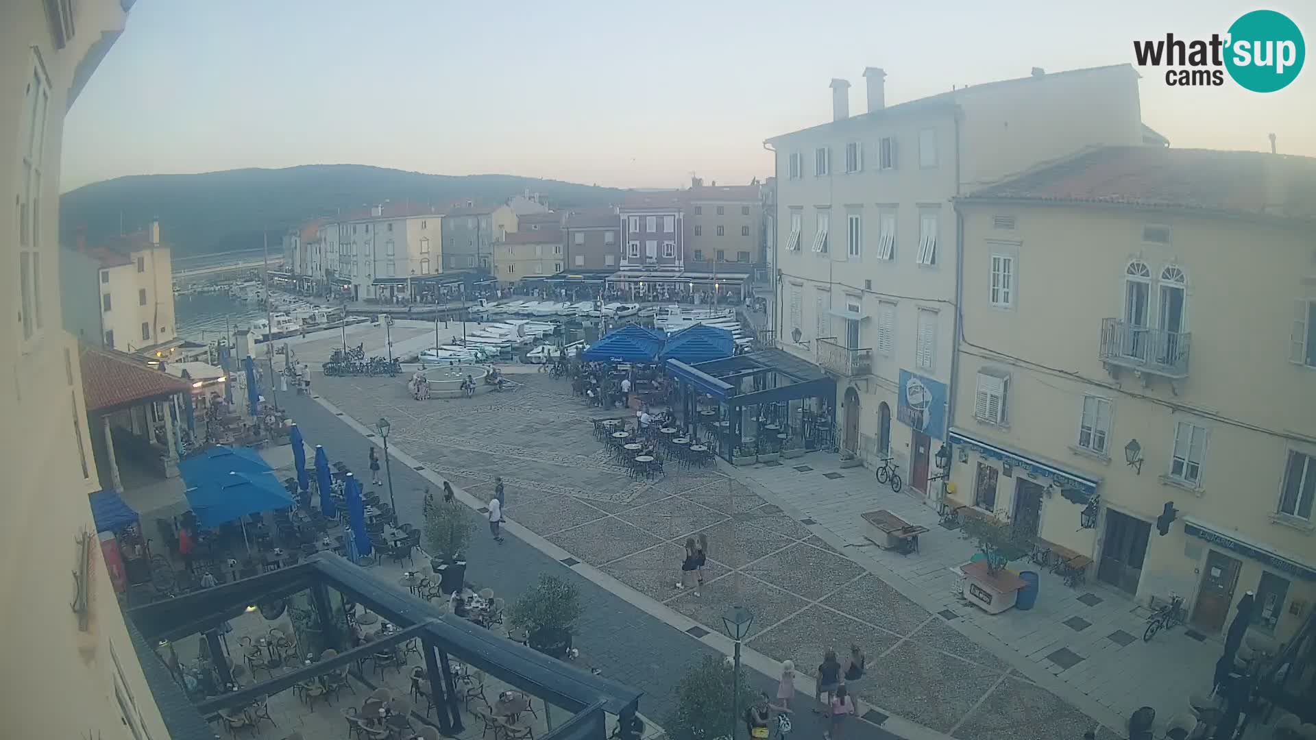 Kamera v ŽIVO Cres mesto – glavni trg in “mandrač” – otok Cres – Hrvaška