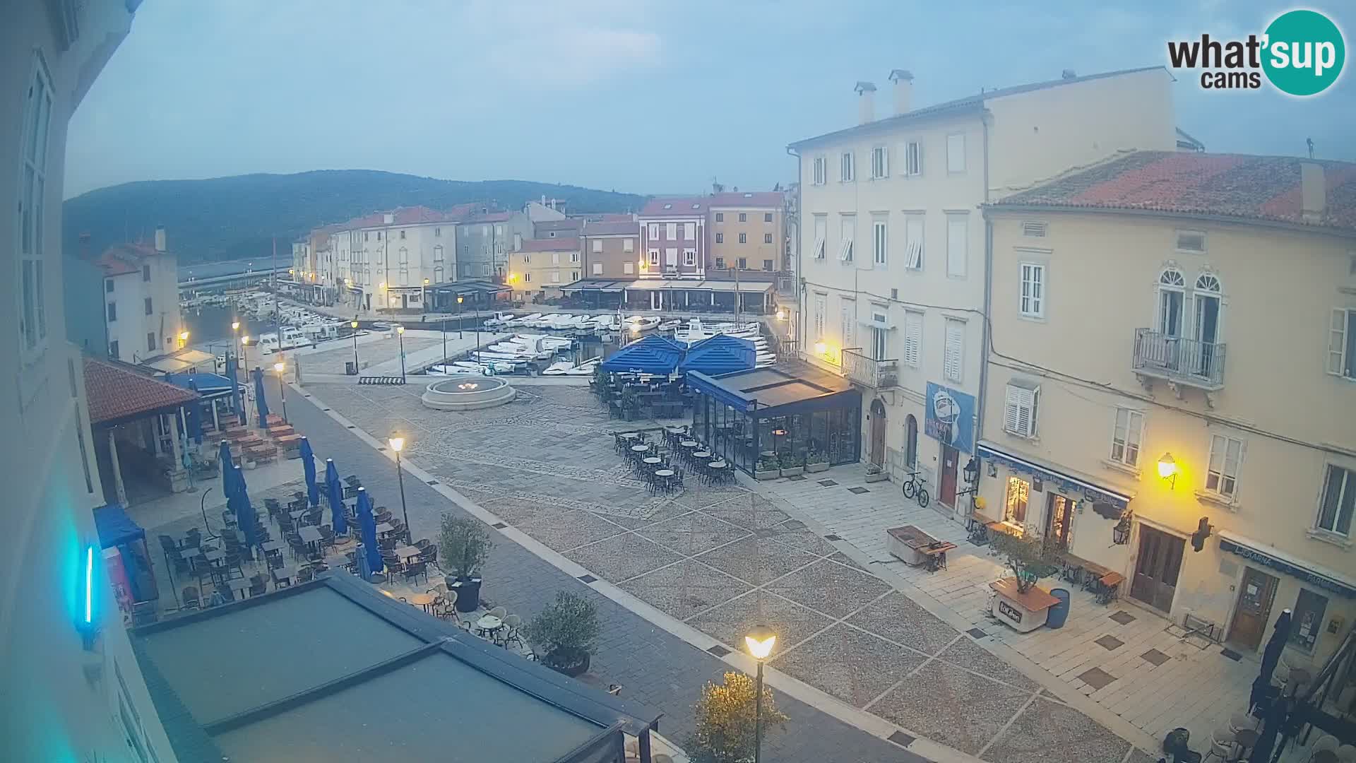 Kamera v ŽIVO Cres mesto – glavni trg in “mandrač” – otok Cres – Hrvaška