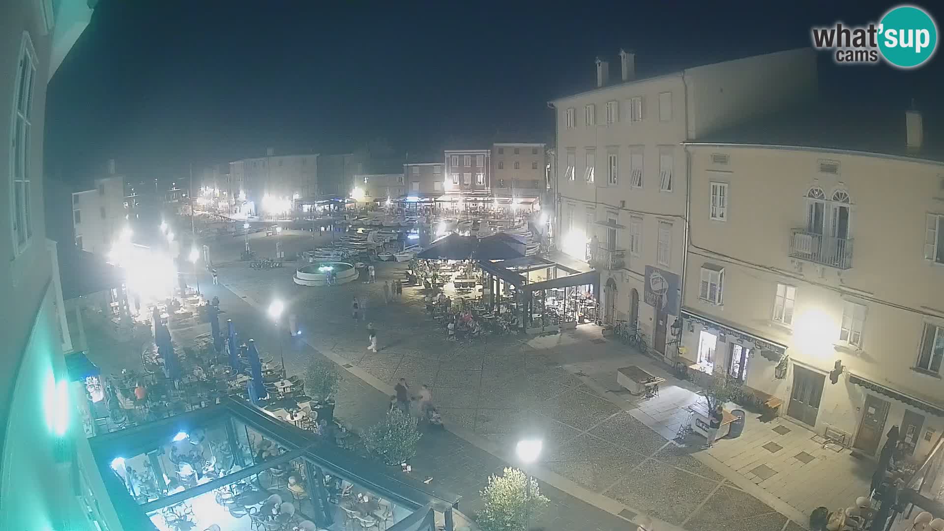 Web kamera Grad Cres – glavni trg i “mandrač” – otok Cres