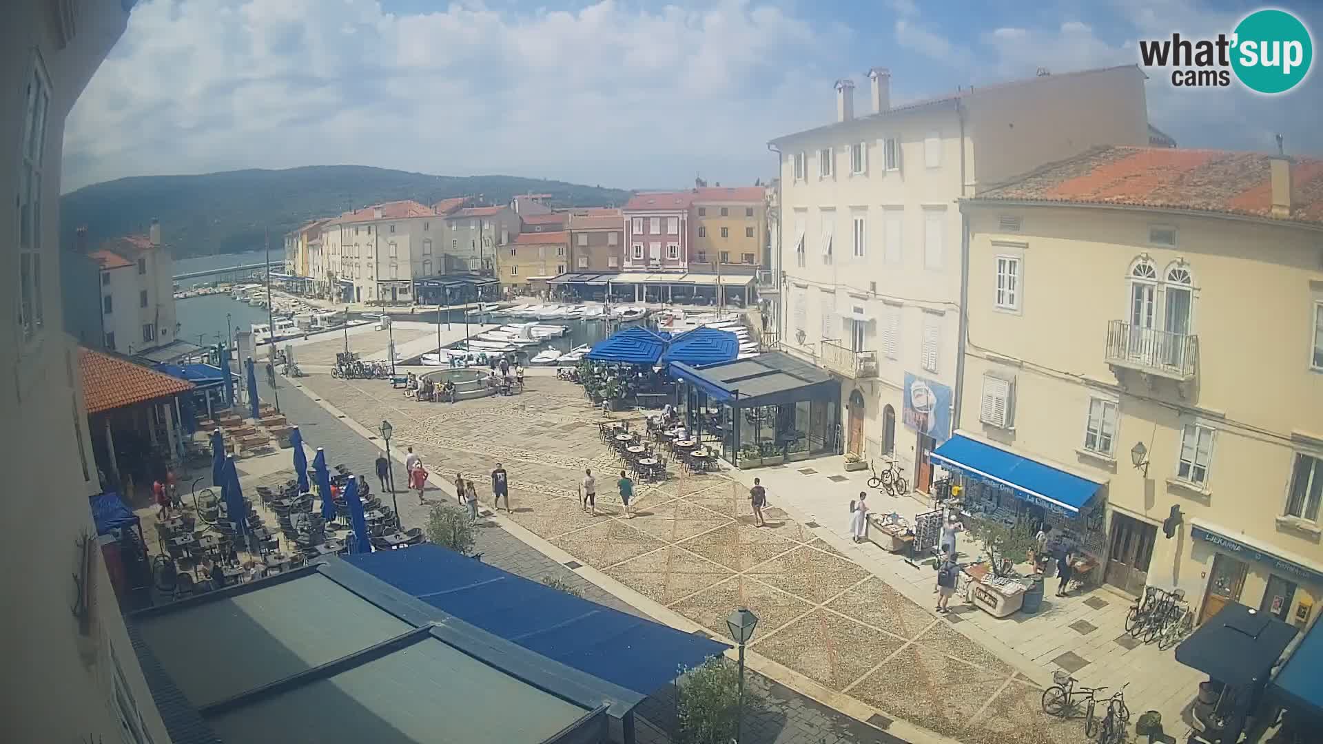 Web kamera Grad Cres – glavni trg i “mandrač” – otok Cres