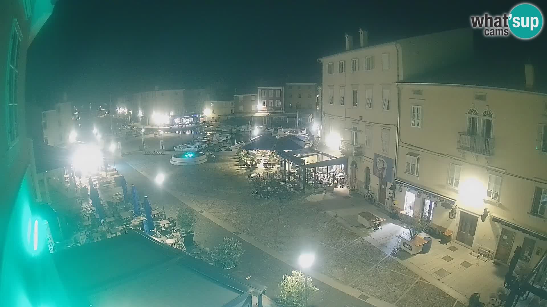 V ŽIVO spletna kamera Cres mesto – glavni trg in “mandrač” – otok Cres – Hrvaška