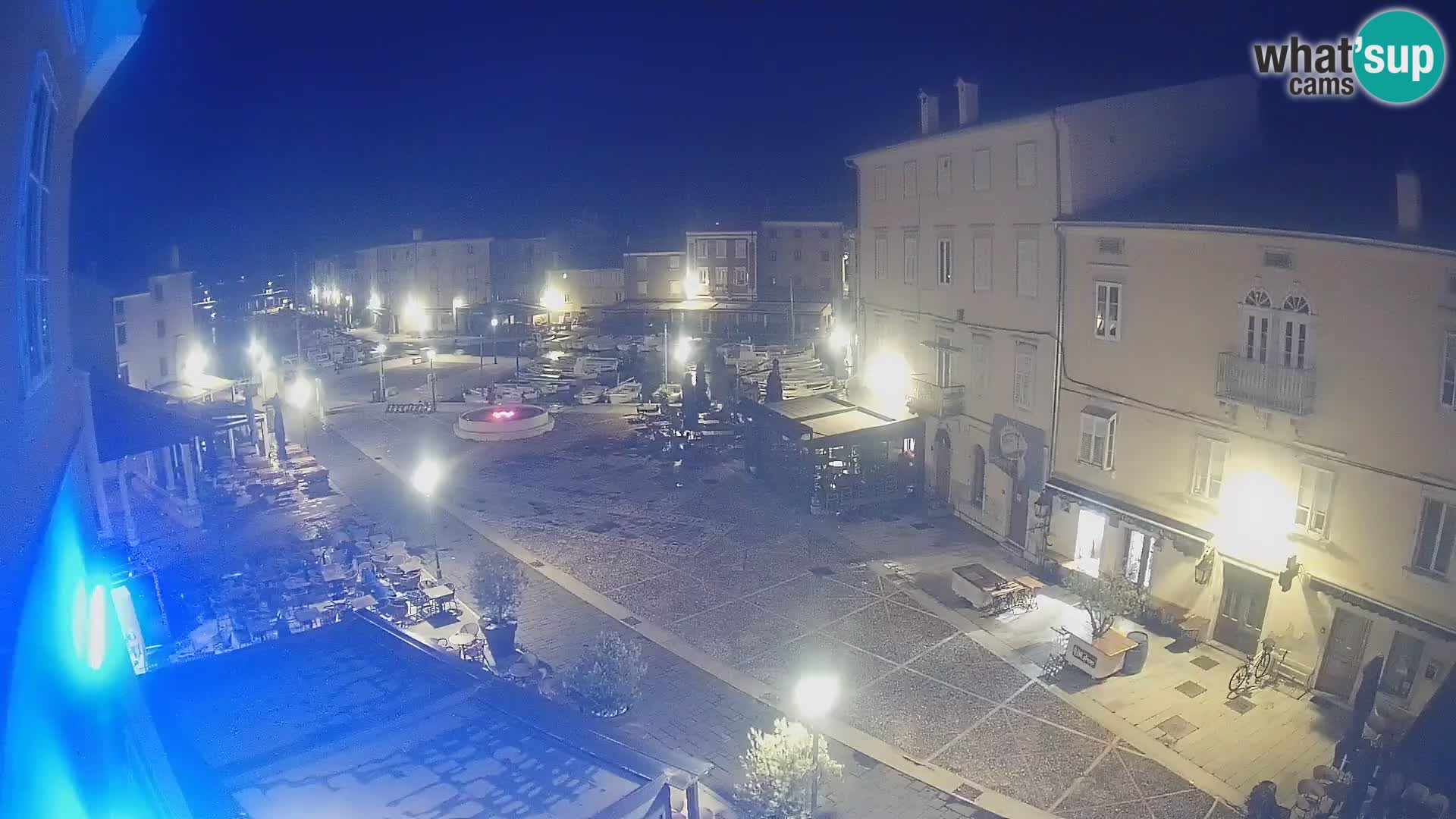 Kamera v ŽIVO Cres mesto – glavni trg in “mandrač” – otok Cres – Hrvaška