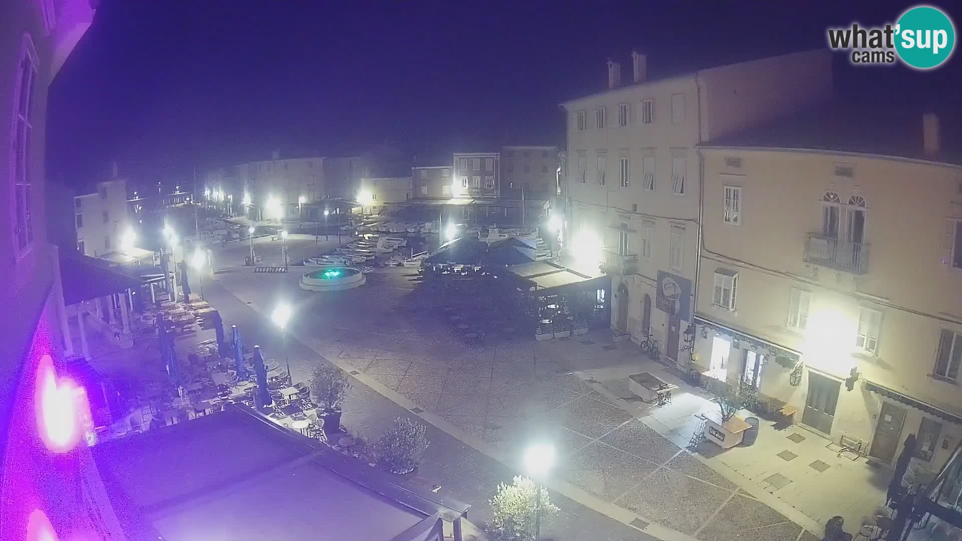 Web kamera Grad Cres – glavni trg i “mandrač” – otok Cres