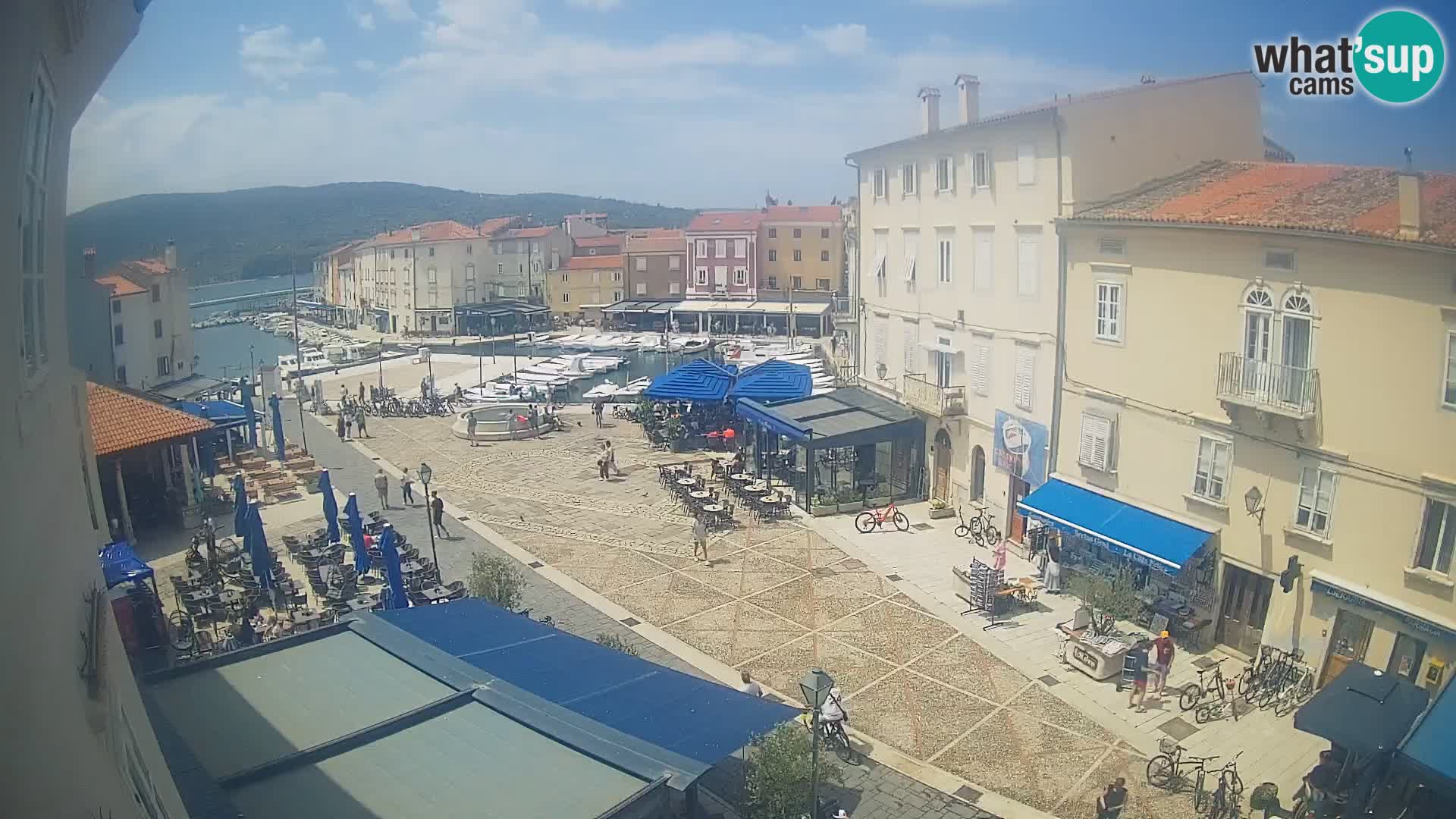 V ŽIVO spletna kamera Cres mesto – glavni trg in “mandrač” – otok Cres – Hrvaška