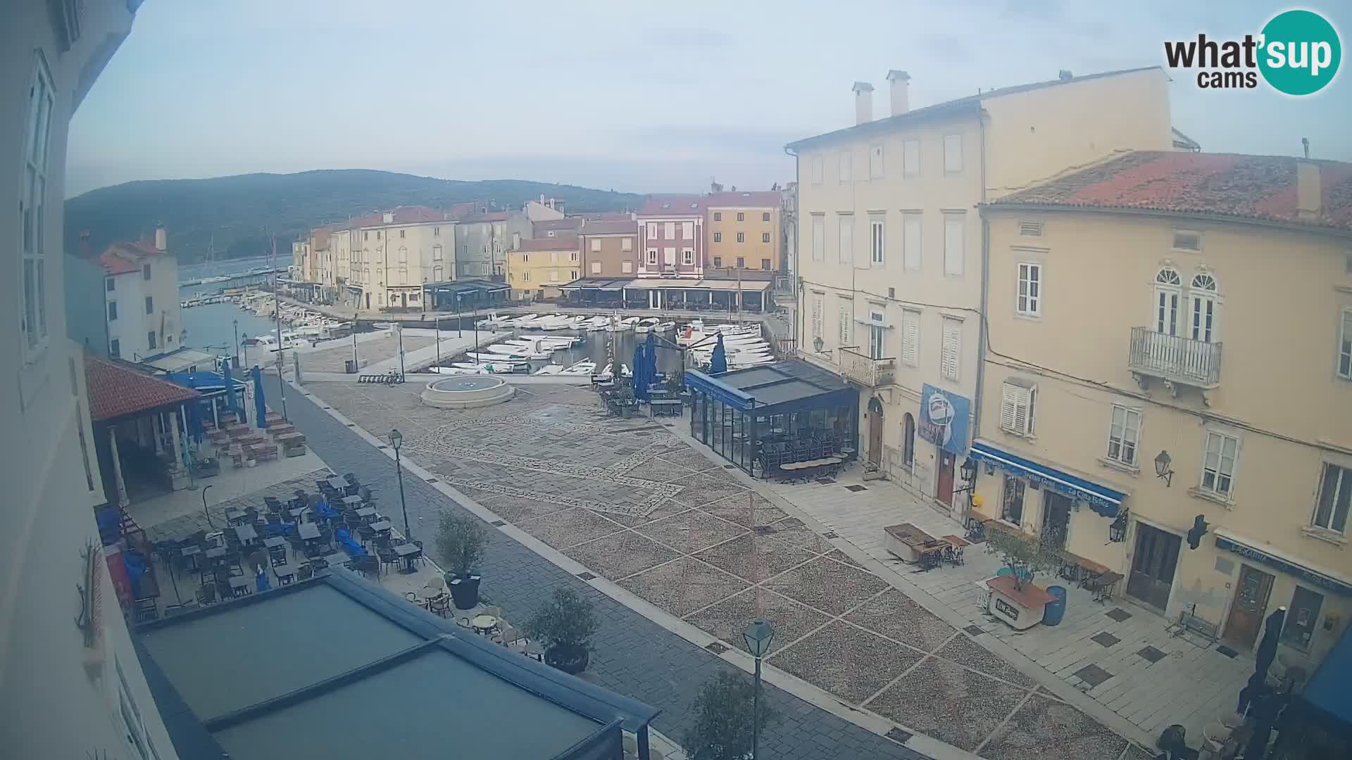 V ŽIVO spletna kamera Cres mesto – glavni trg in “mandrač” – otok Cres – Hrvaška