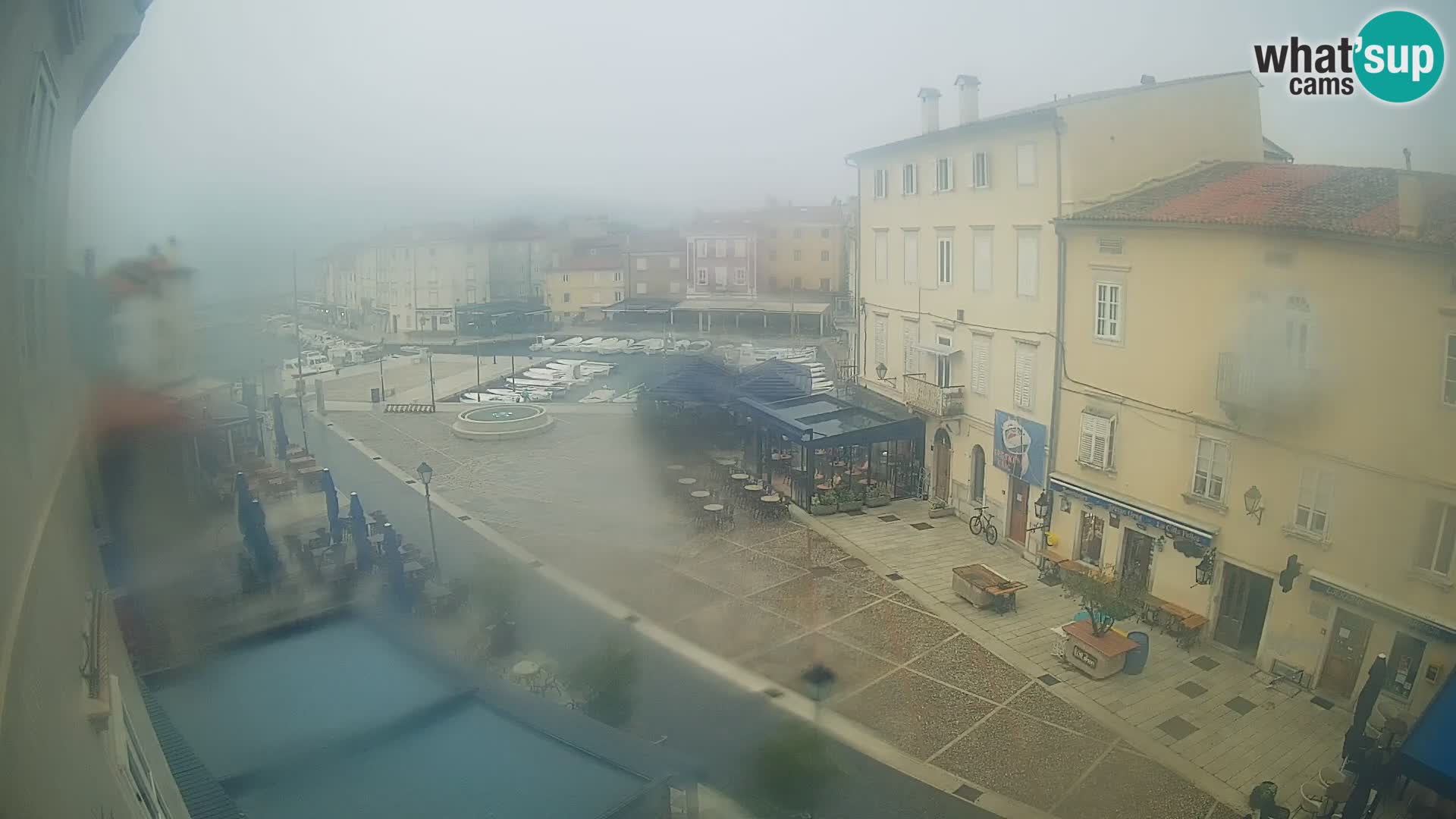 V ŽIVO spletna kamera Cres mesto – glavni trg in “mandrač” – otok Cres – Hrvaška