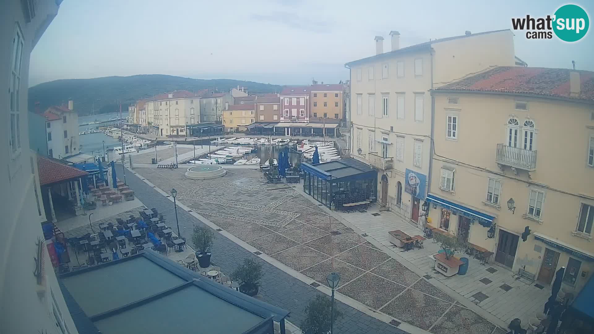 Web kamera Grad Cres – glavni trg i “mandrač” – otok Cres