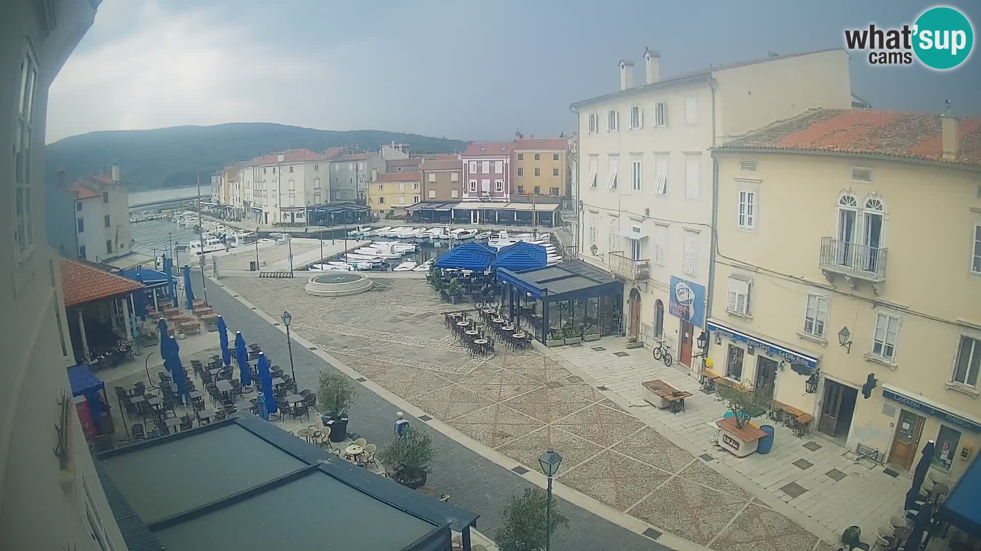 V ŽIVO spletna kamera Cres mesto – glavni trg in “mandrač” – otok Cres – Hrvaška