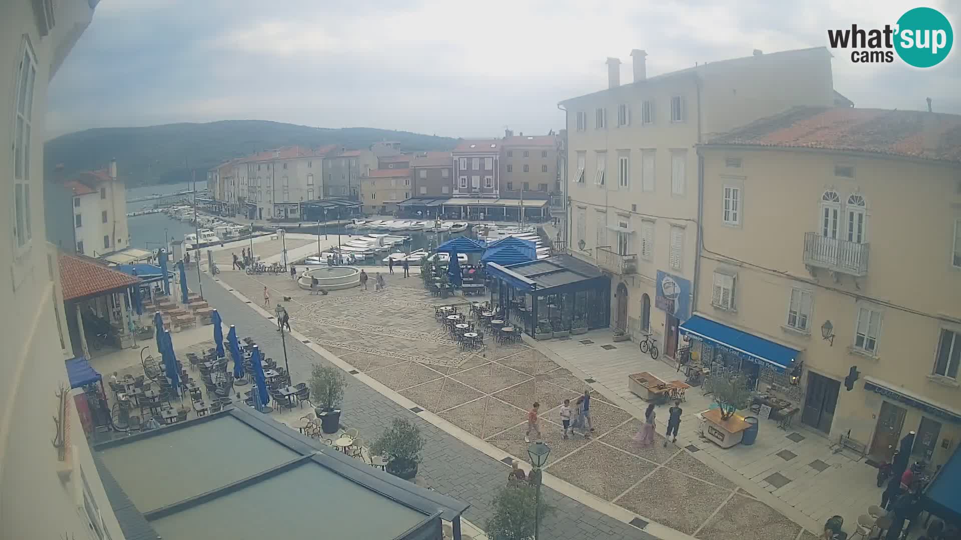 Web kamera Grad Cres – glavni trg i “mandrač” – otok Cres