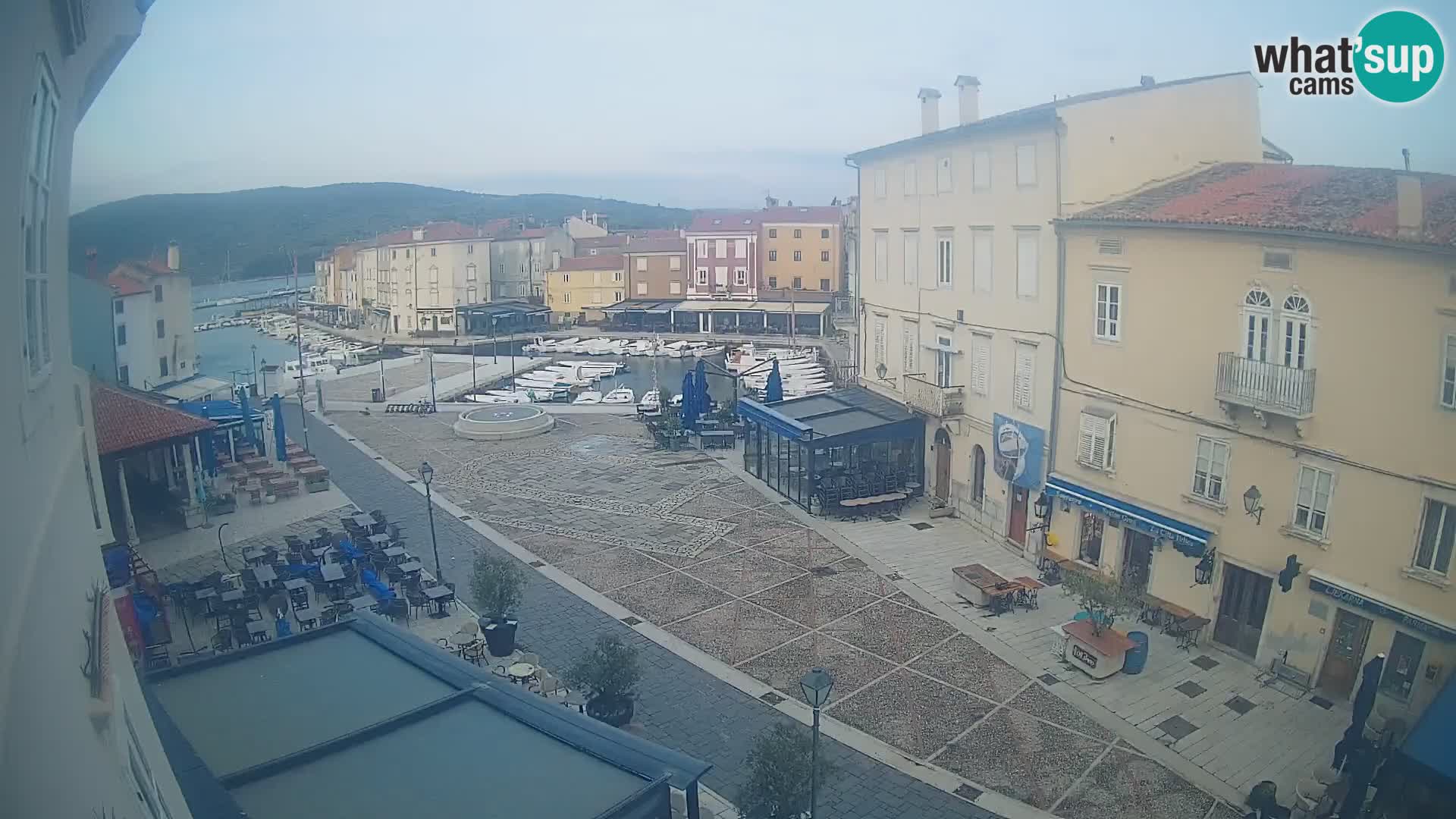 Cámara en vivo ciudad de Cres – plaza principal y “mandrač” – isla de Cres – Croacia