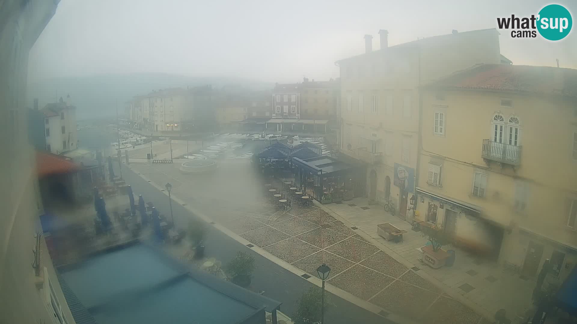 Web kamera Grad Cres – glavni trg i “mandrač” – otok Cres