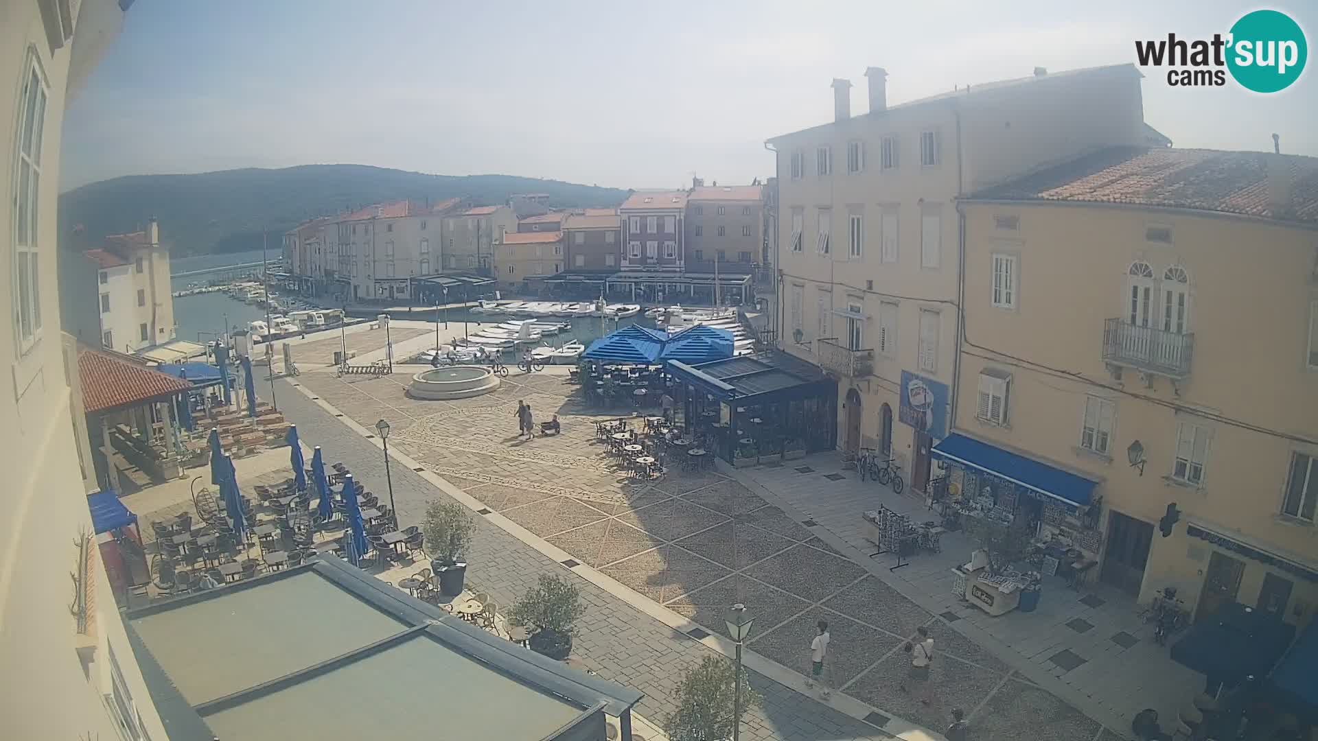 Web kamera Grad Cres – glavni trg i “mandrač” – otok Cres