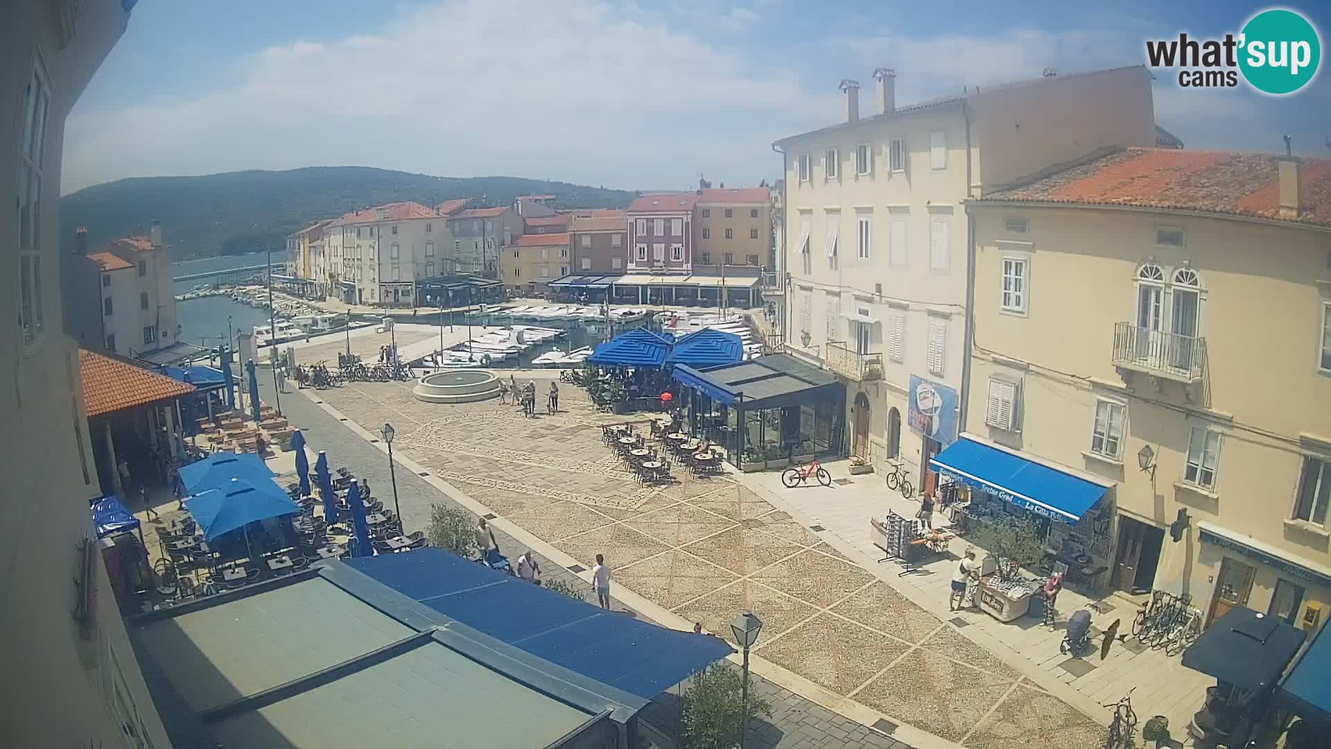 Kamera v ŽIVO Cres mesto – glavni trg in “mandrač” – otok Cres – Hrvaška