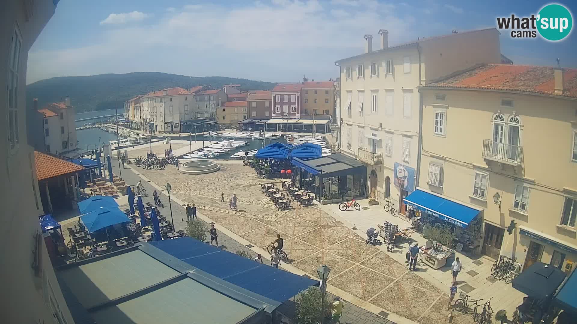 Web kamera Grad Cres – glavni trg i “mandrač” – otok Cres