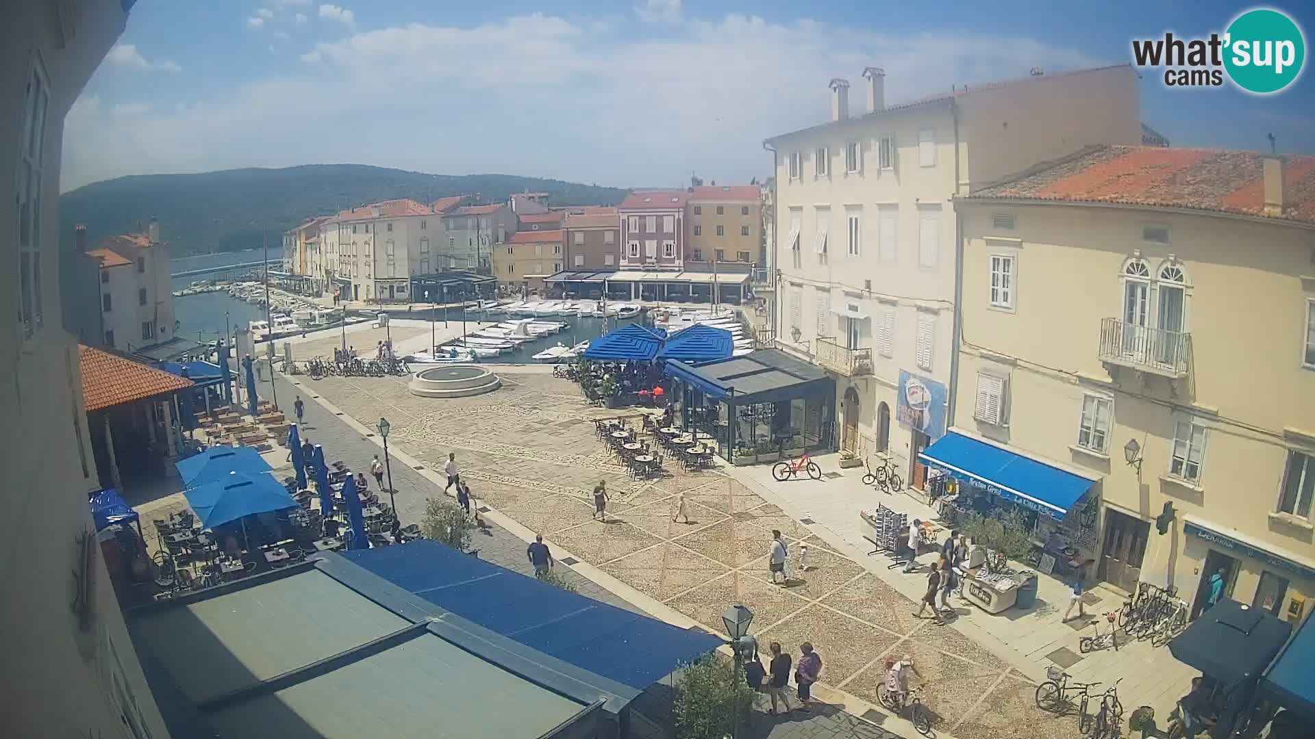 V ŽIVO spletna kamera Cres mesto – glavni trg in “mandrač” – otok Cres – Hrvaška