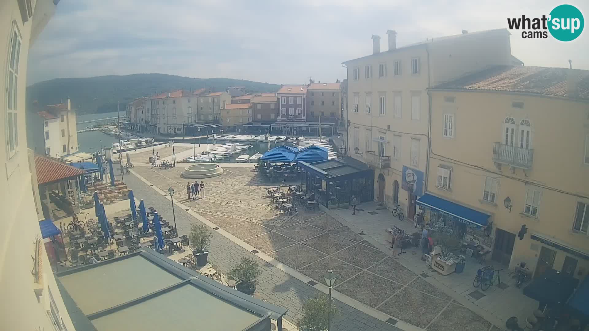 V ŽIVO spletna kamera Cres mesto – glavni trg in “mandrač” – otok Cres – Hrvaška