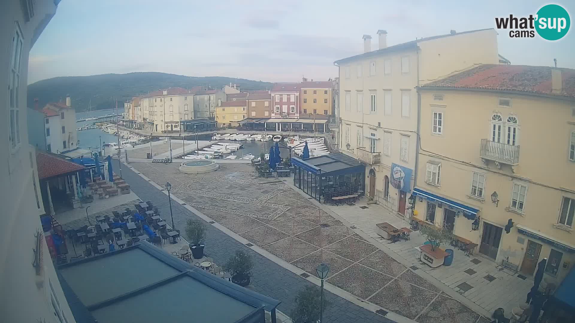 V ŽIVO spletna kamera Cres mesto – glavni trg in “mandrač” – otok Cres – Hrvaška