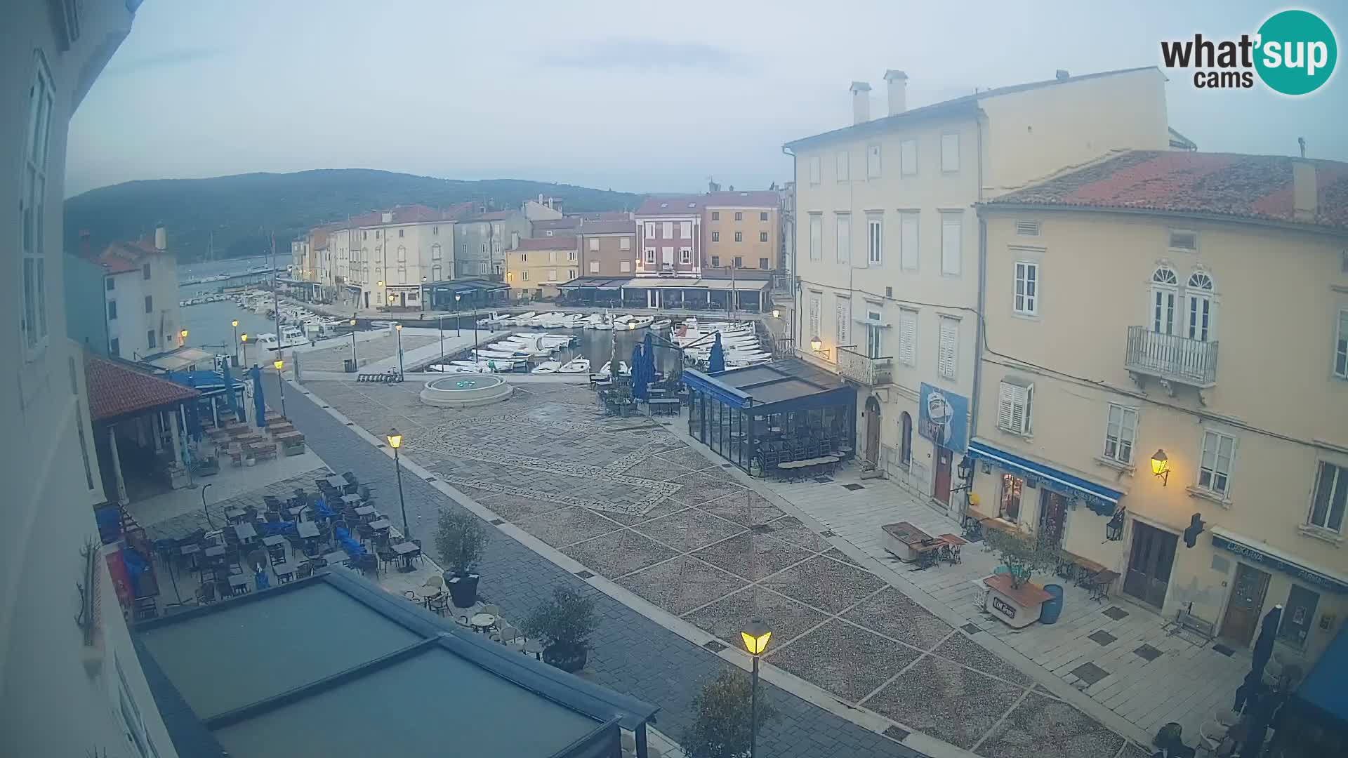 Cámara en vivo ciudad de Cres – plaza principal y “mandrač” – isla de Cres – Croacia