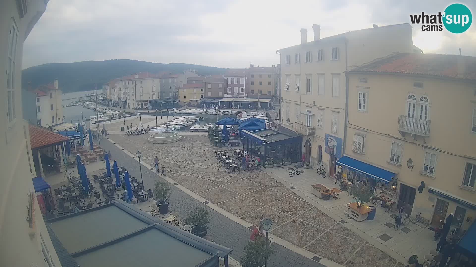 Web kamera Grad Cres – glavni trg i “mandrač” – otok Cres