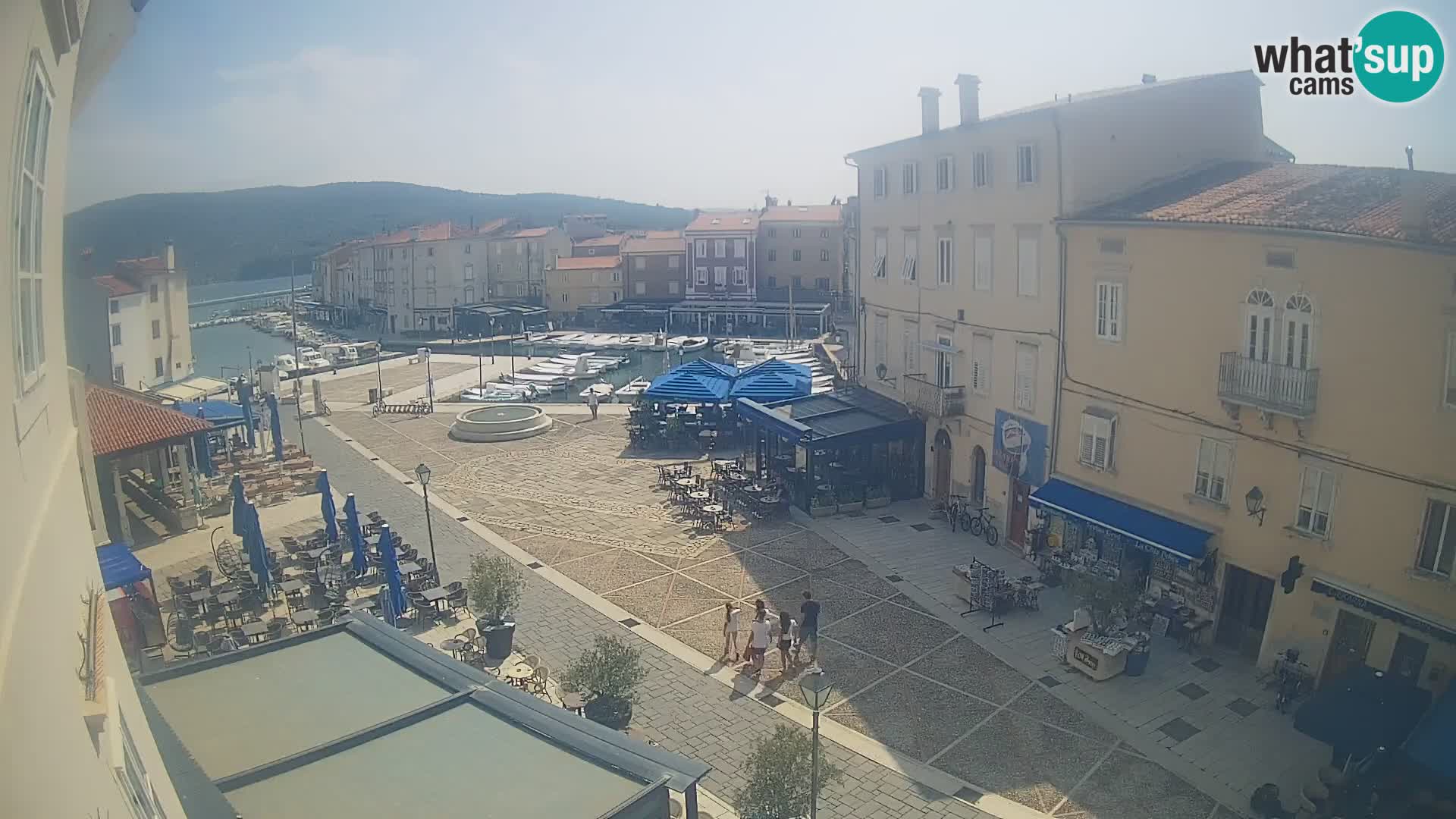 Cámara en vivo ciudad de Cres – plaza principal y “mandrač” – isla de Cres – Croacia