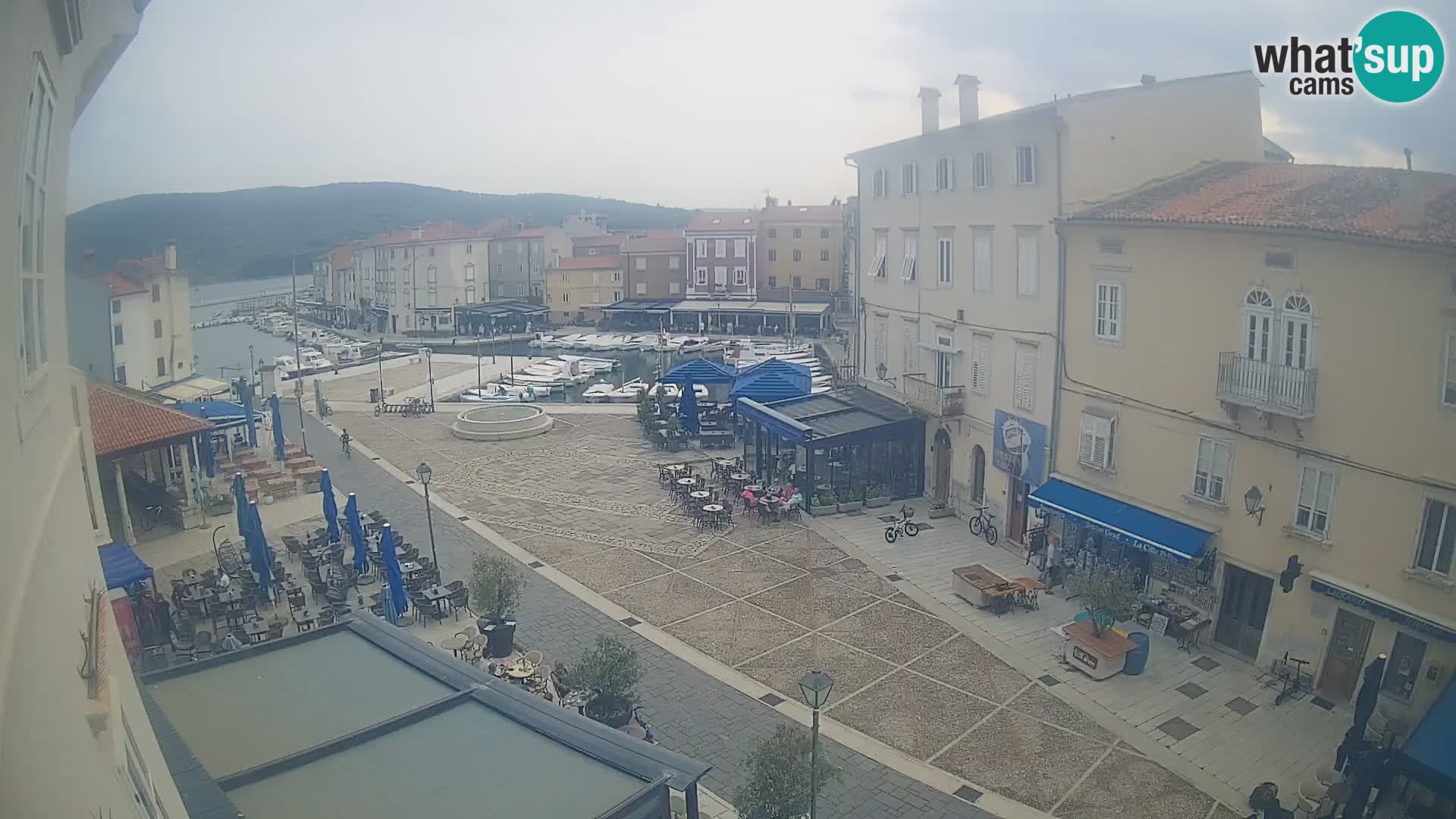 V ŽIVO spletna kamera Cres mesto – glavni trg in “mandrač” – otok Cres – Hrvaška