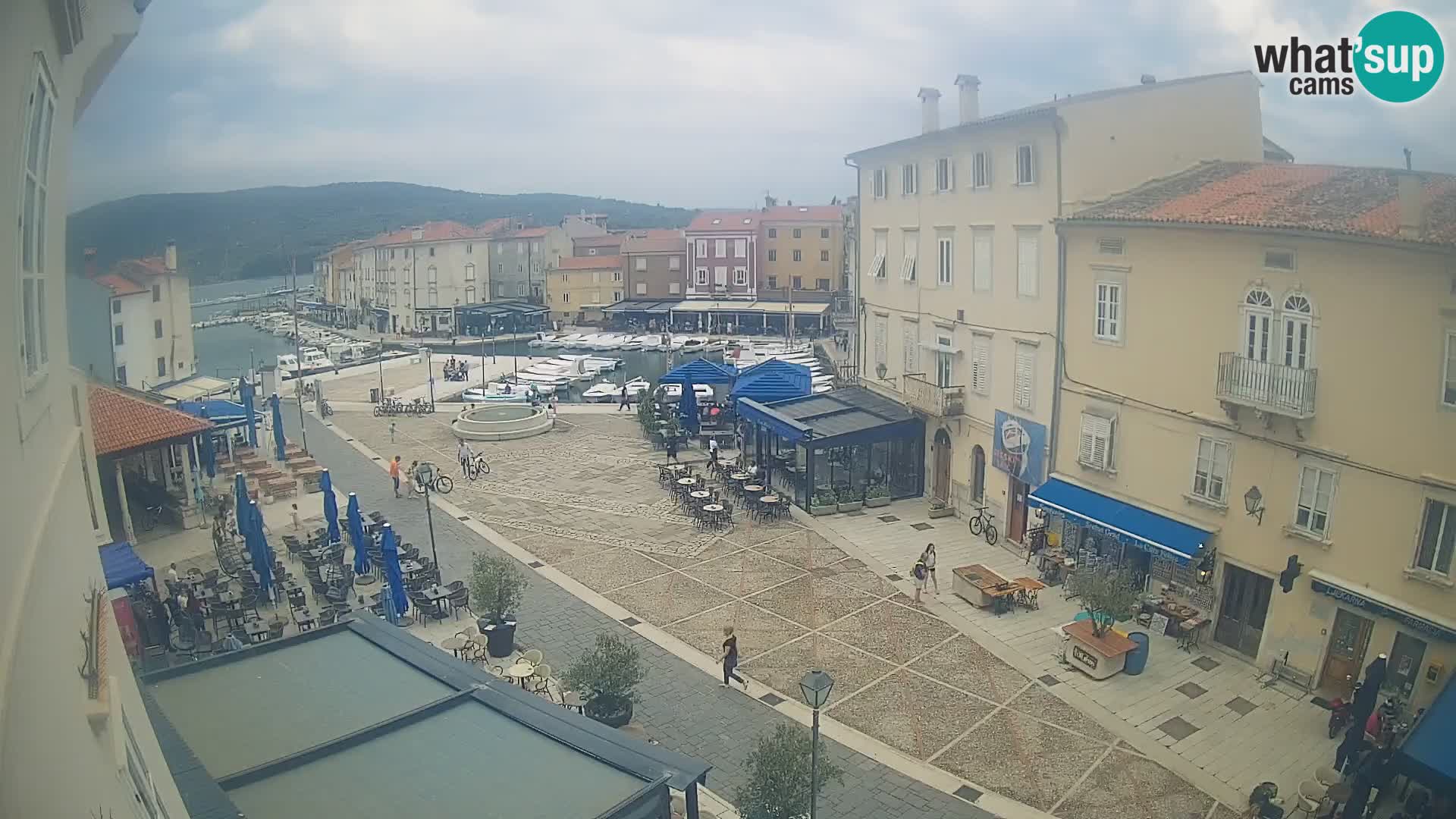 Web kamera Grad Cres – glavni trg i “mandrač” – otok Cres