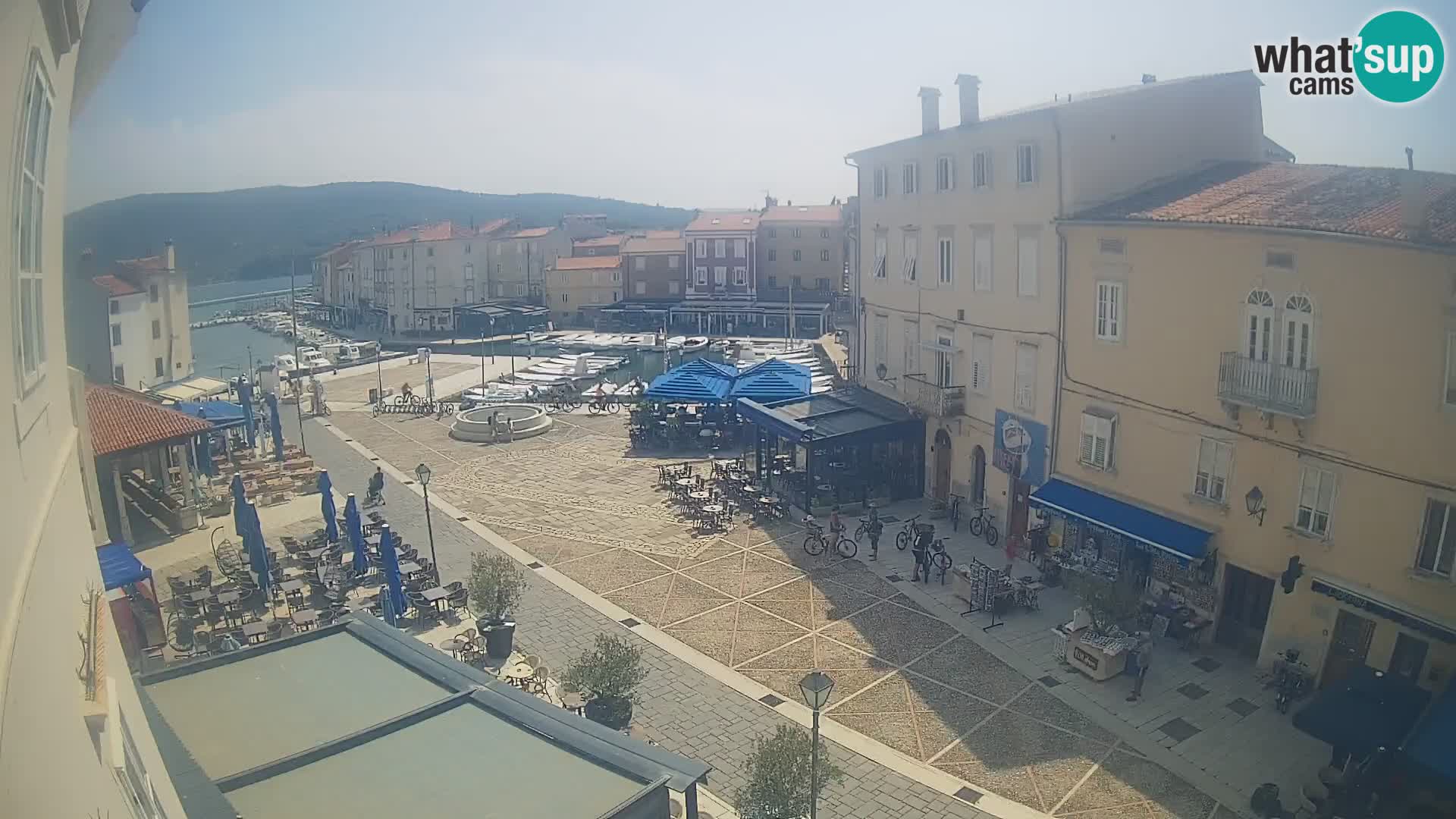 Web kamera Grad Cres – glavni trg i “mandrač” – otok Cres
