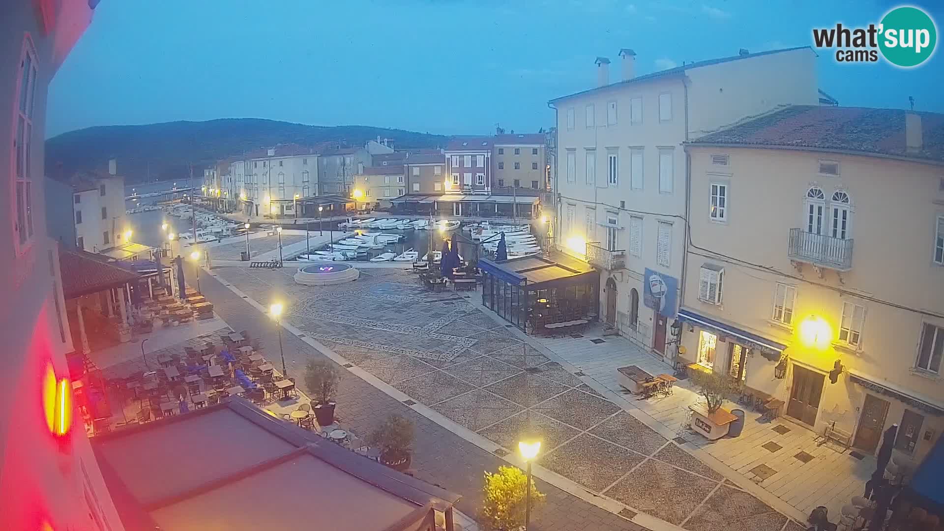 V ŽIVO spletna kamera Cres mesto – glavni trg in “mandrač” – otok Cres – Hrvaška