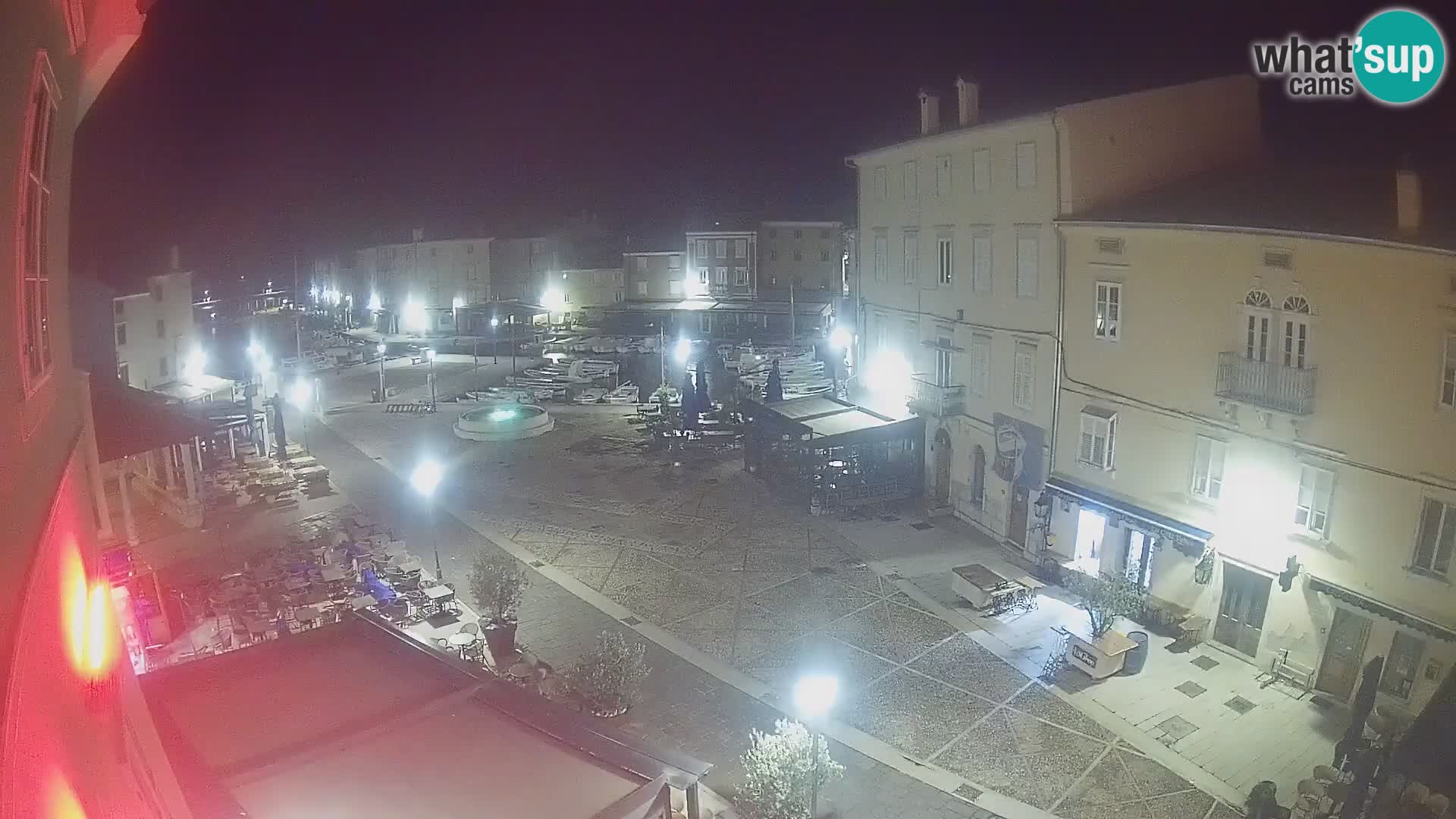 V ŽIVO spletna kamera Cres mesto – glavni trg in “mandrač” – otok Cres – Hrvaška