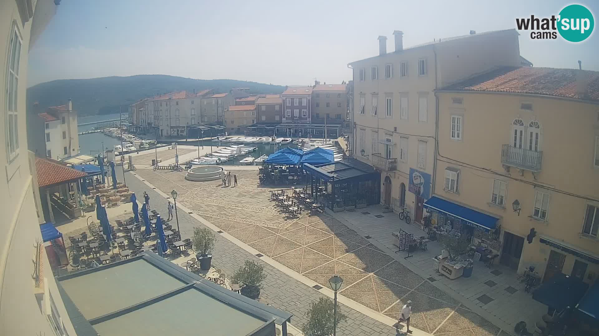 V ŽIVO spletna kamera Cres mesto – glavni trg in “mandrač” – otok Cres – Hrvaška