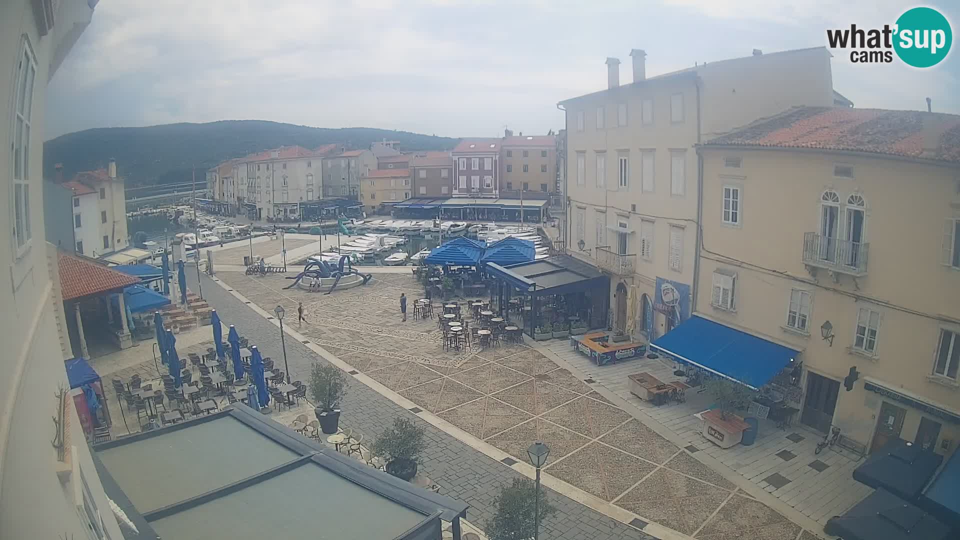 Kamera v ŽIVO Cres mesto – glavni trg in “mandrač” – otok Cres – Hrvaška
