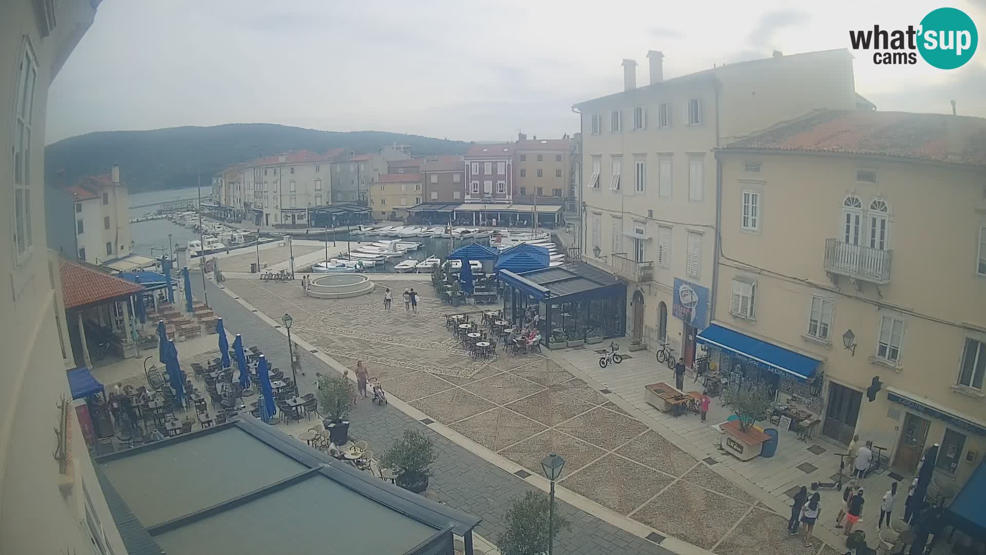 V ŽIVO spletna kamera Cres mesto – glavni trg in “mandrač” – otok Cres – Hrvaška