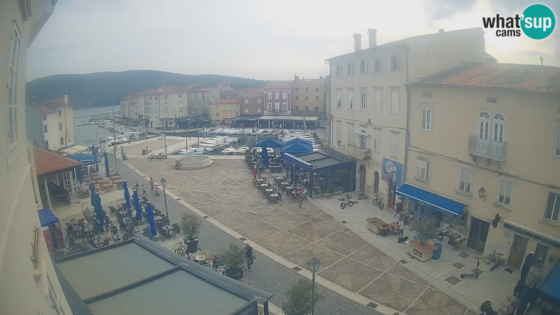 V ŽIVO spletna kamera Cres mesto – glavni trg in “mandrač” – otok Cres – Hrvaška