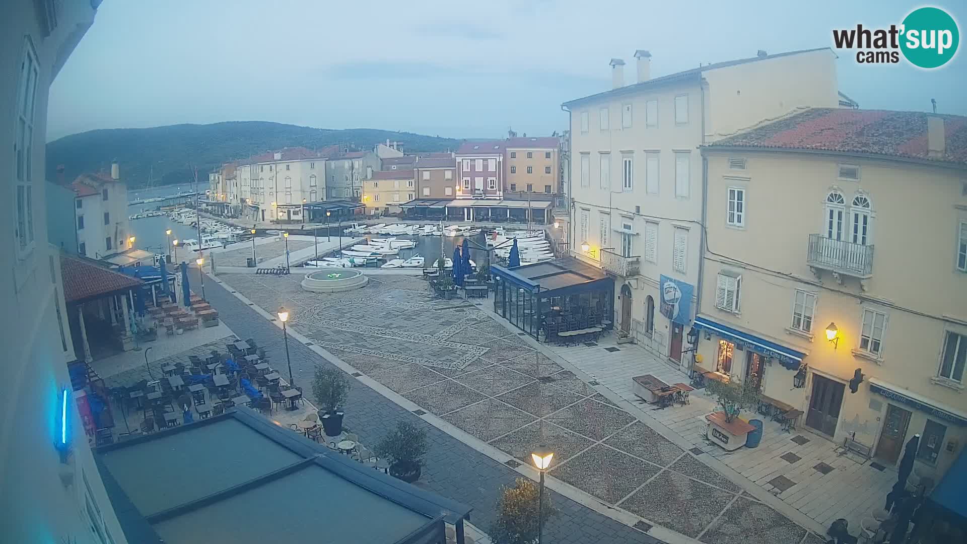 V ŽIVO spletna kamera Cres mesto – glavni trg in “mandrač” – otok Cres – Hrvaška