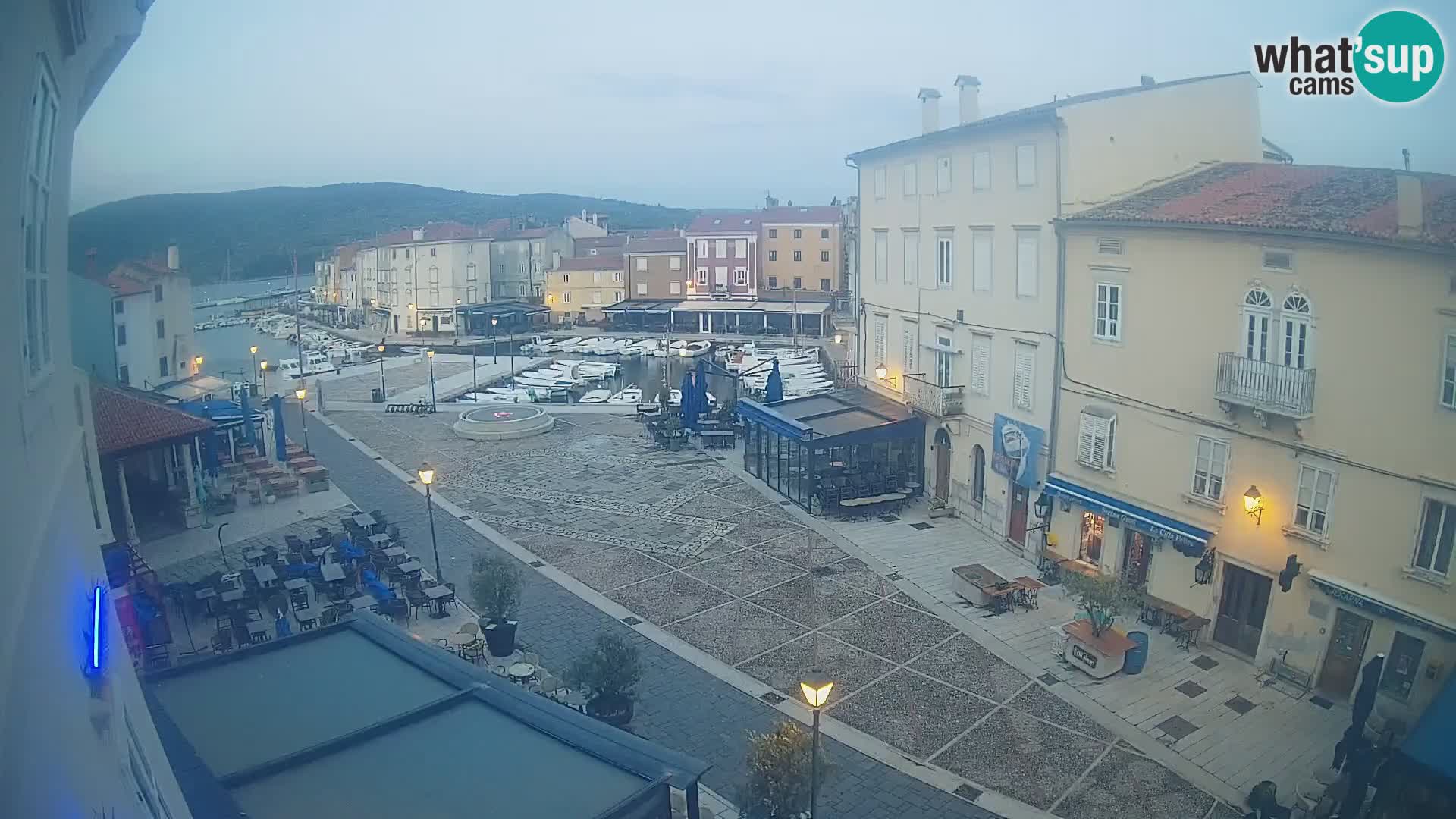 Cámara en vivo ciudad de Cres – plaza principal y “mandrač” – isla de Cres – Croacia