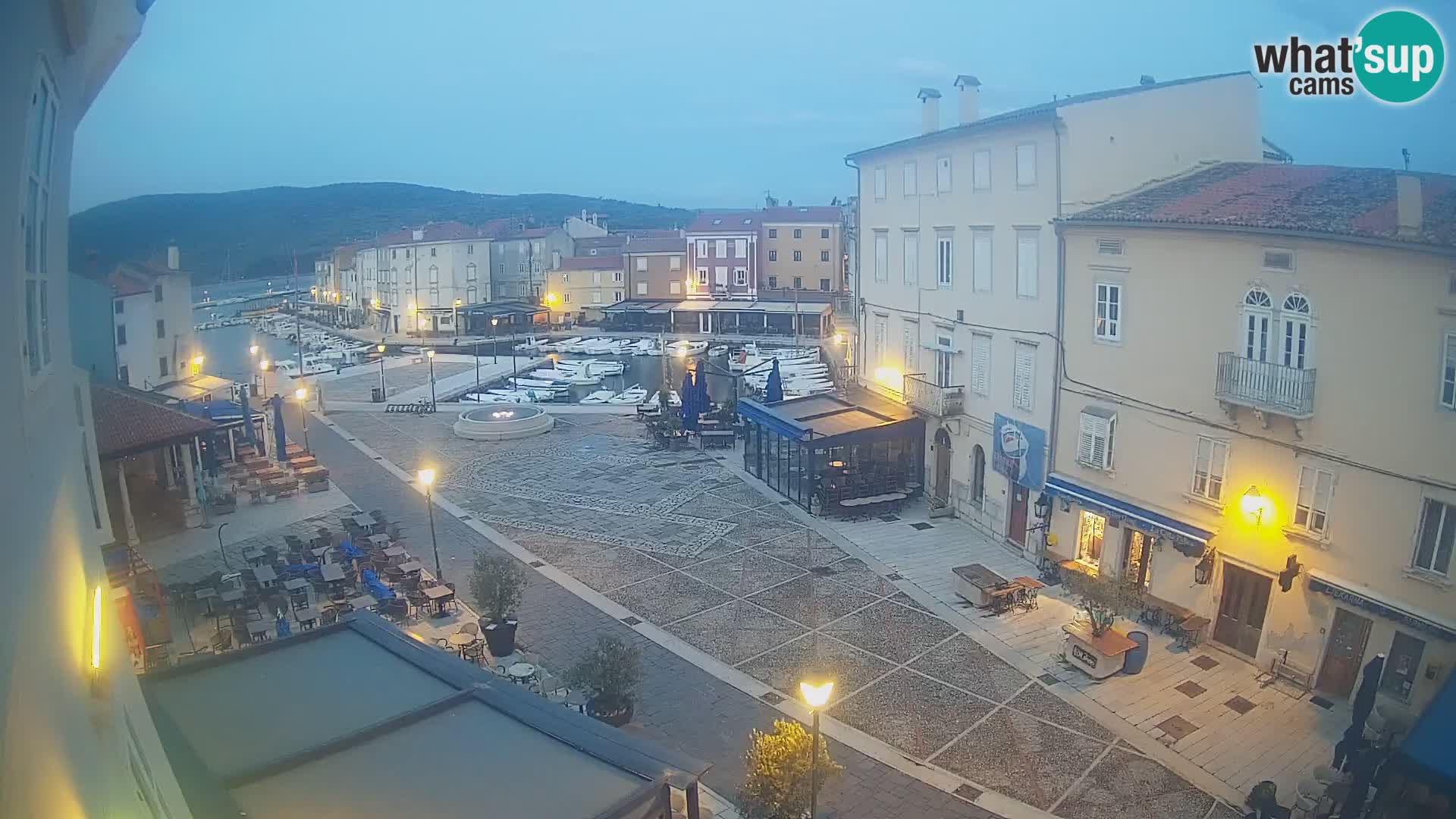 Cámara en vivo ciudad de Cres – plaza principal y “mandrač” – isla de Cres – Croacia