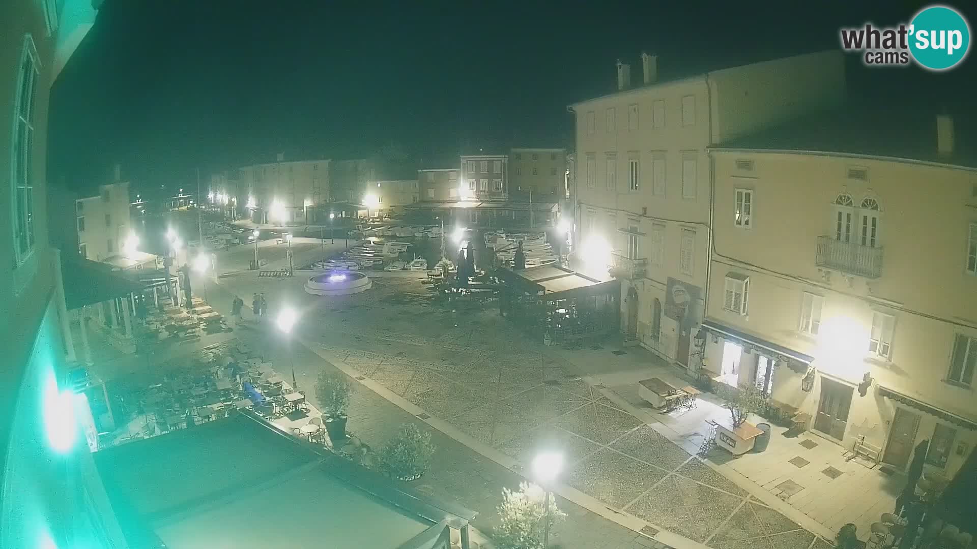 V ŽIVO spletna kamera Cres mesto – glavni trg in “mandrač” – otok Cres – Hrvaška