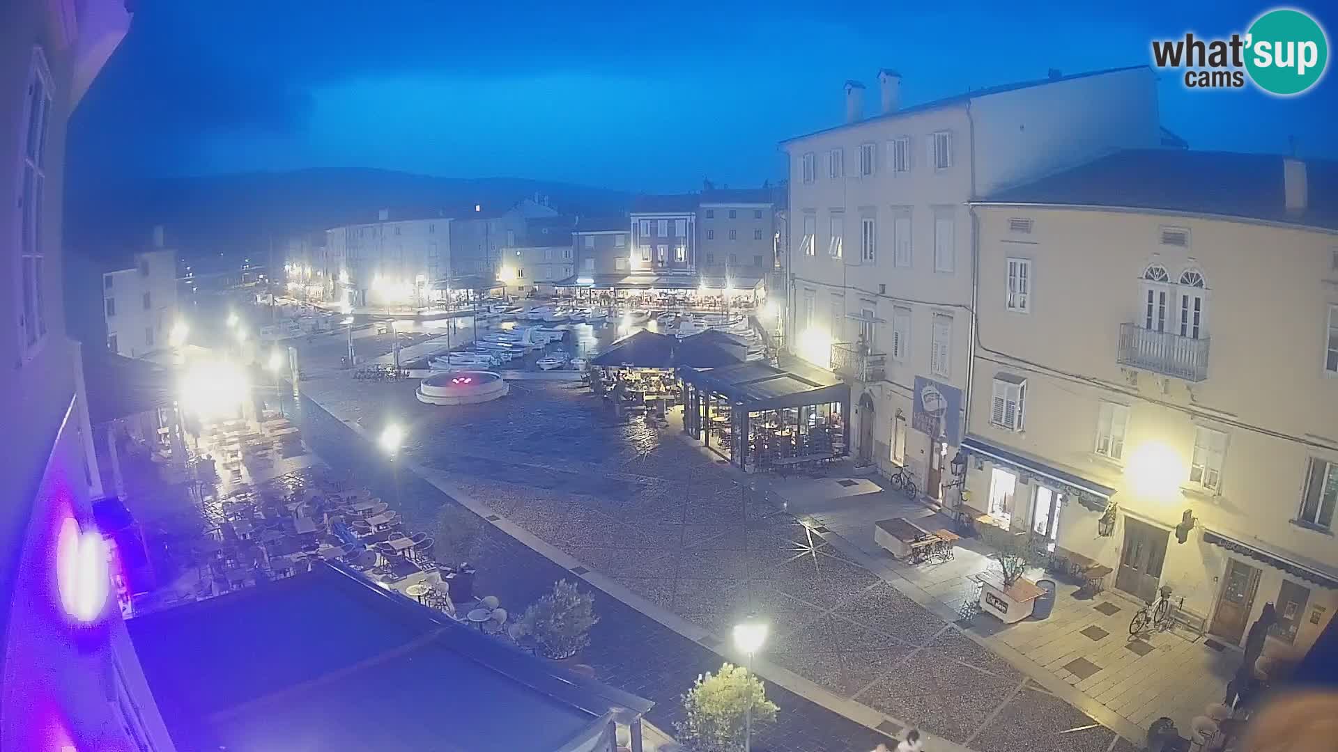 Web kamera Grad Cres – glavni trg i “mandrač” – otok Cres